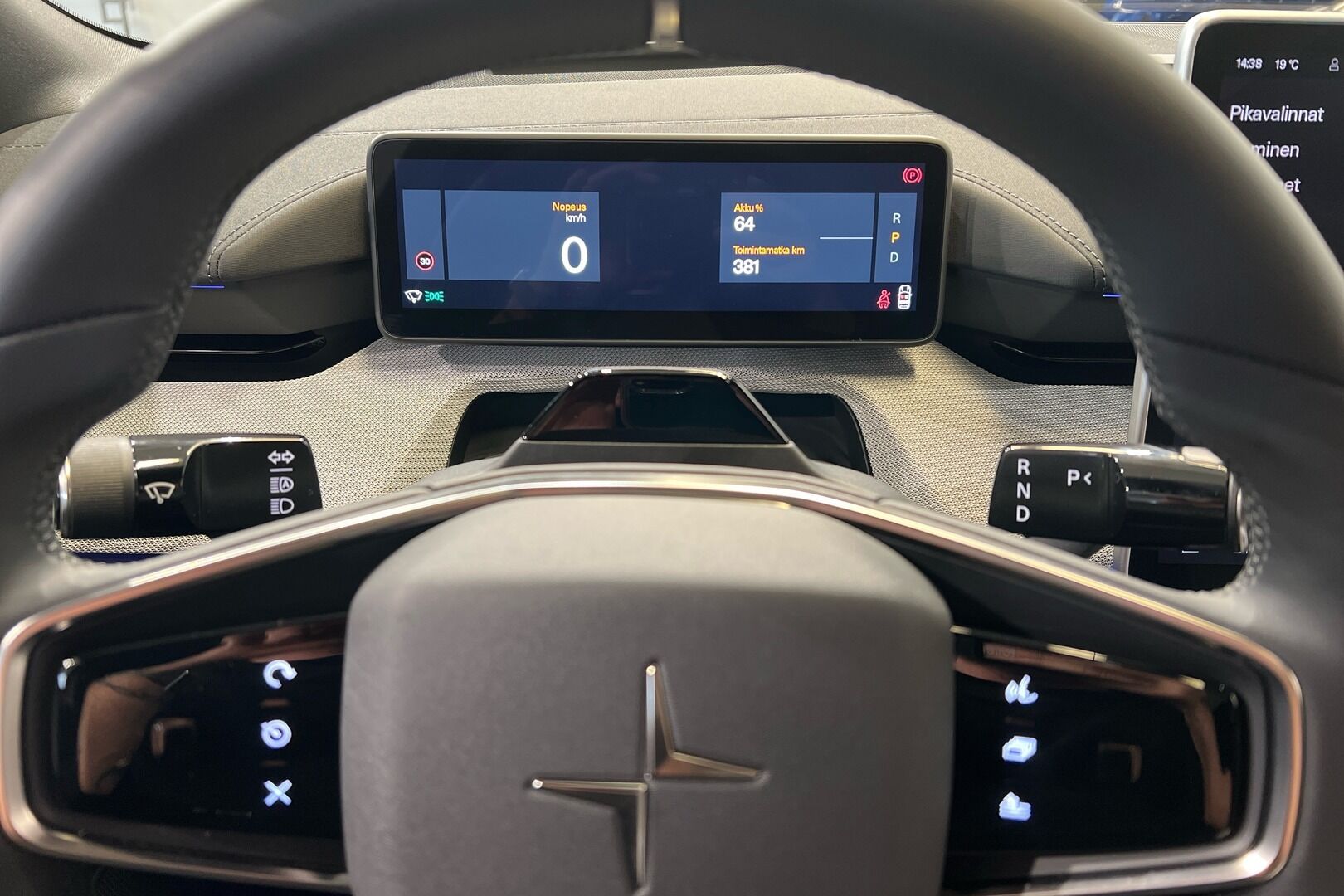 POLESTAR 4 iso kuva 14