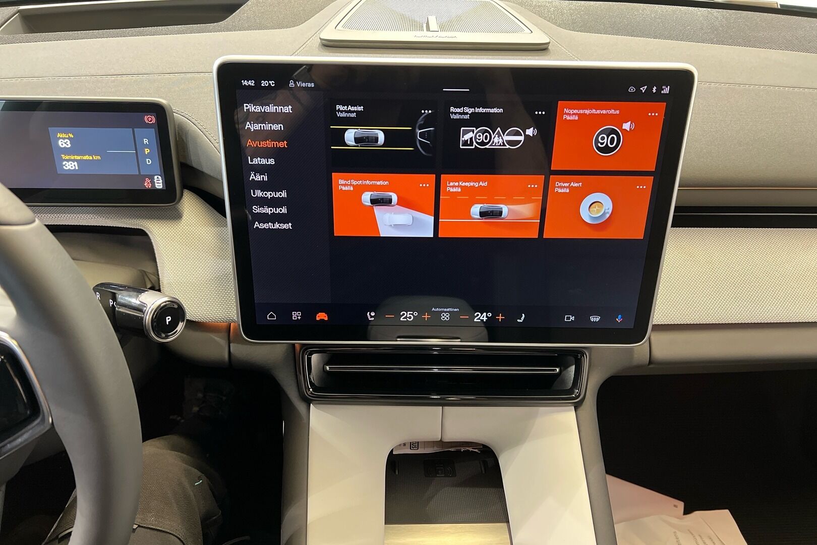 POLESTAR 4 iso kuva 19