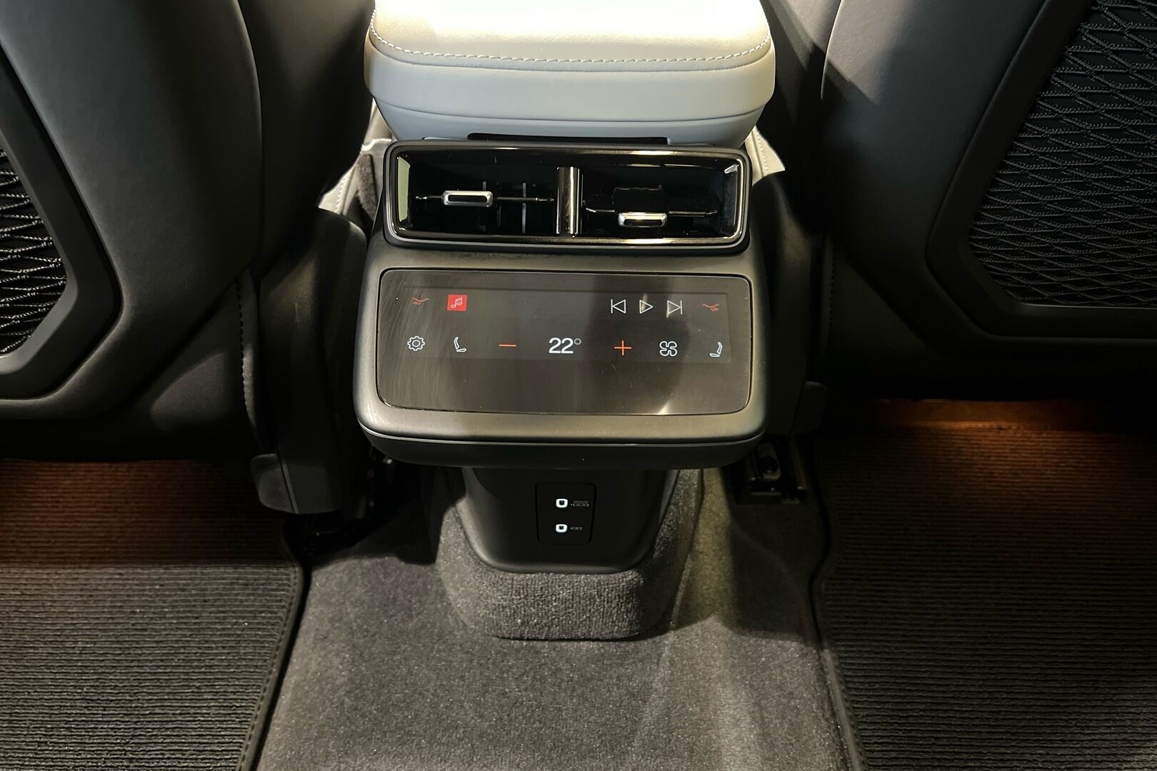 POLESTAR 4 iso kuva 26