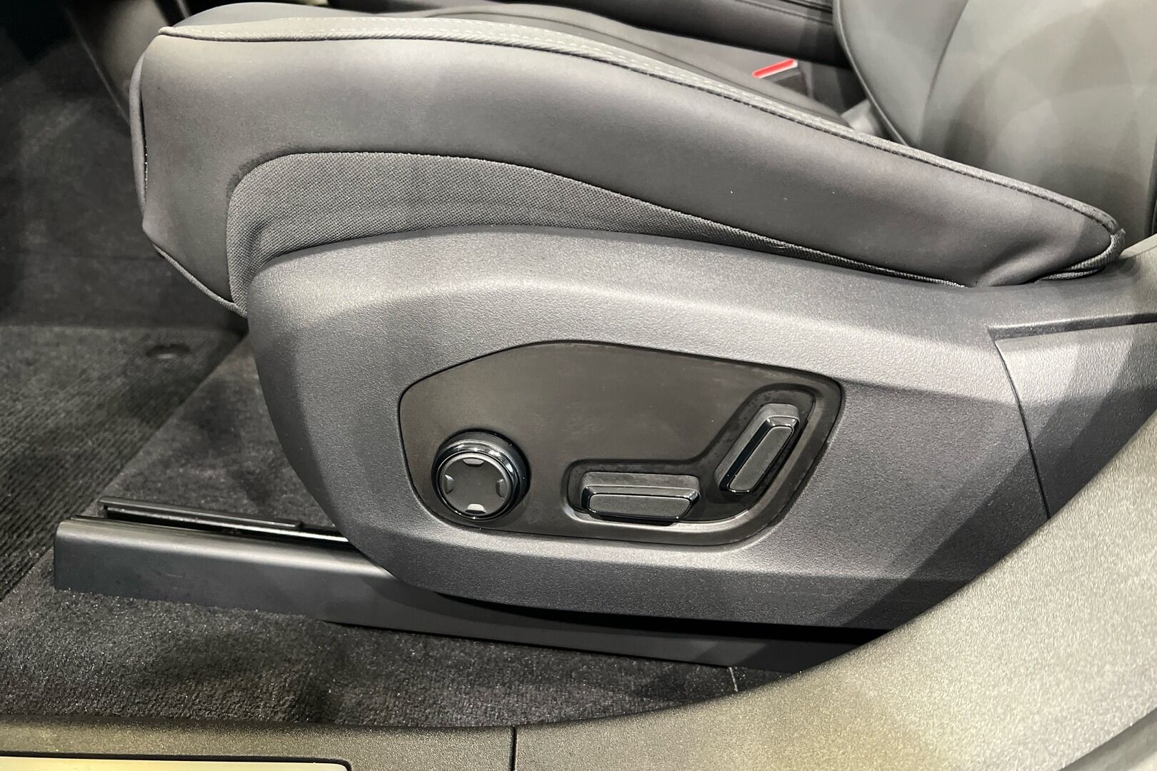 POLESTAR 4 iso kuva 30