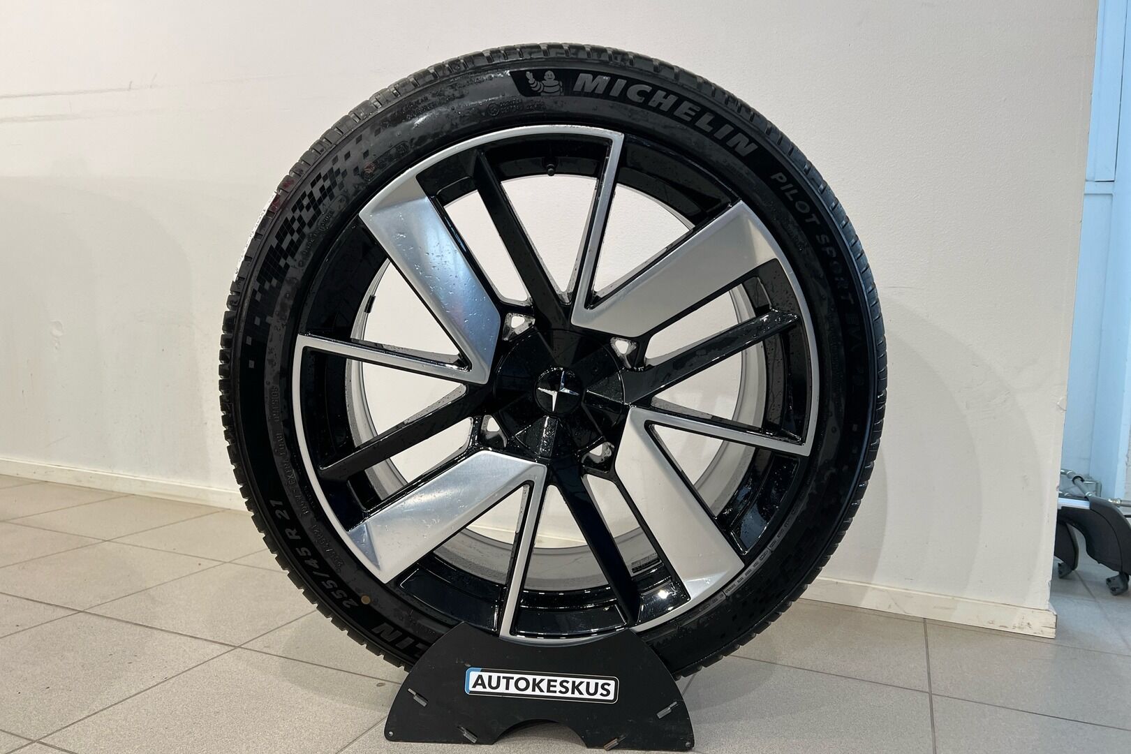 POLESTAR 4 iso kuva 7