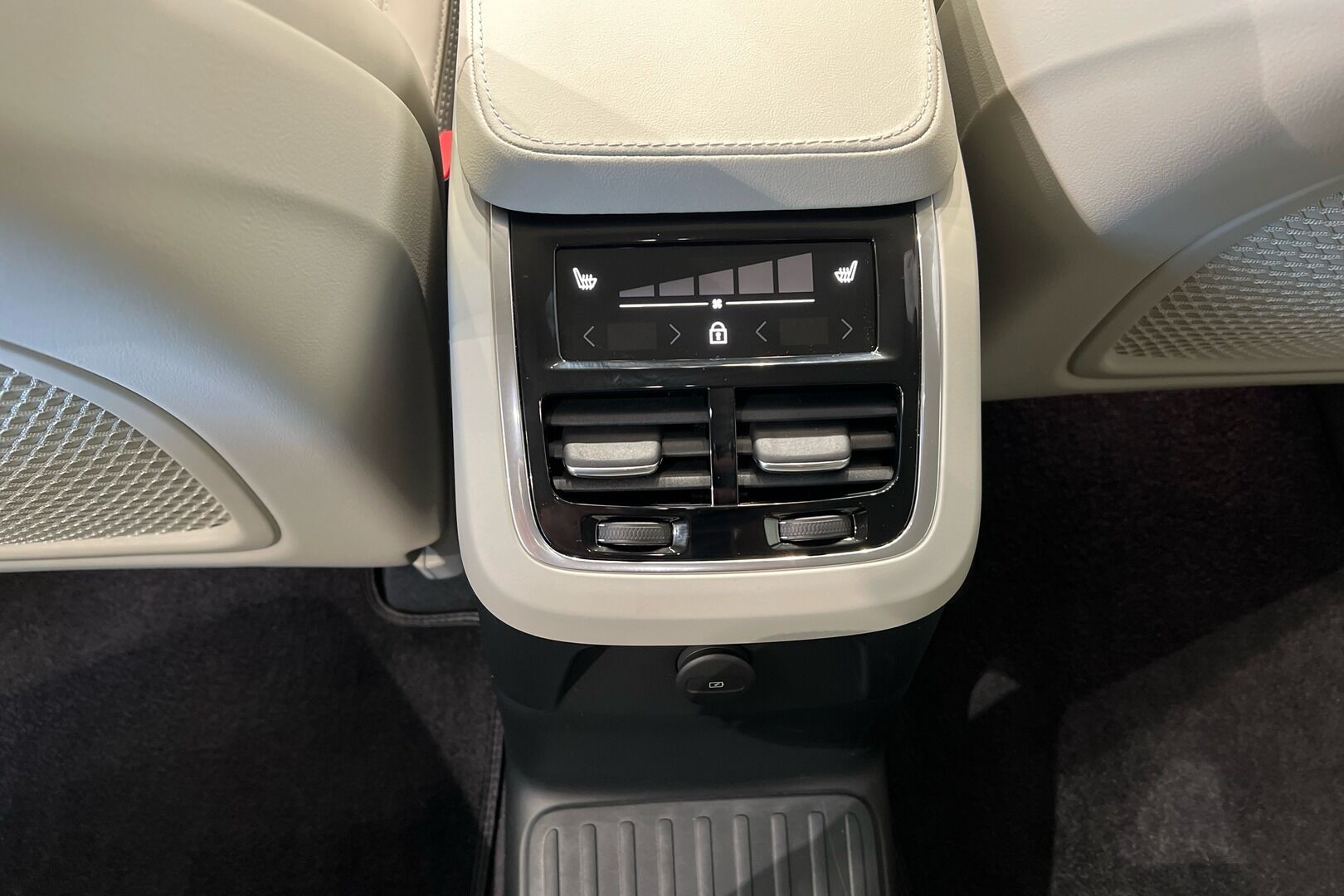 VOLVO XC90 iso kuva 24