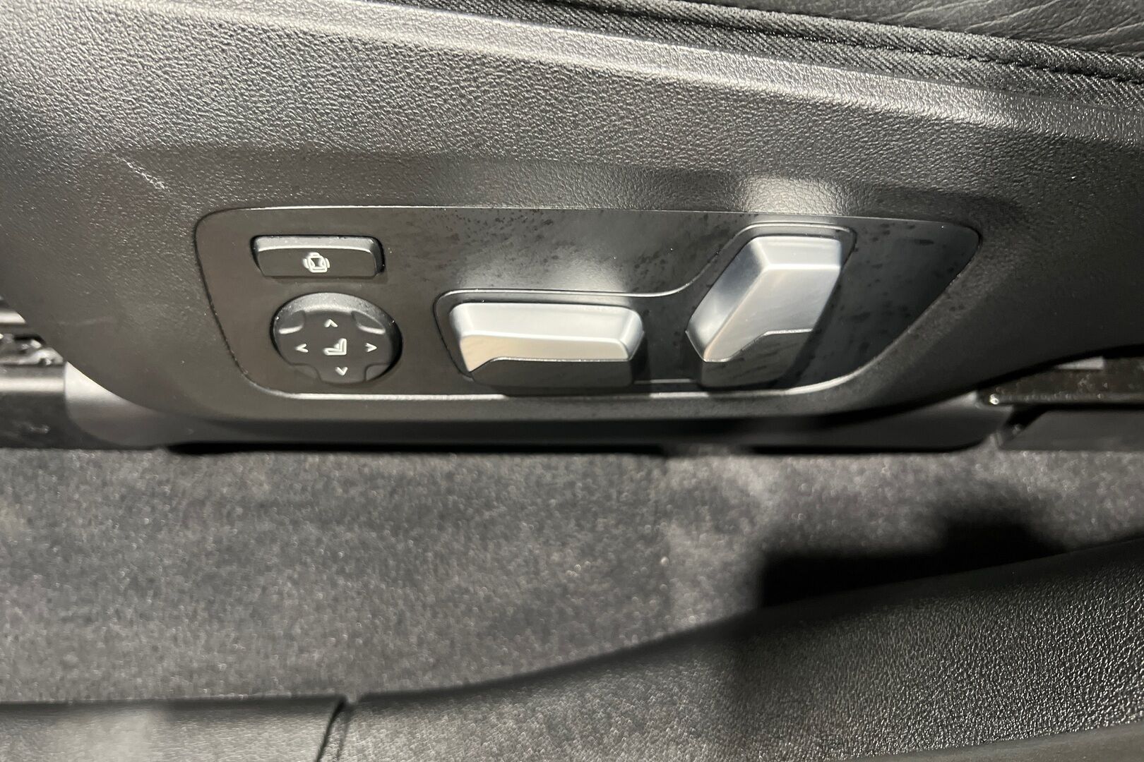 BMW IX3 iso kuva 8