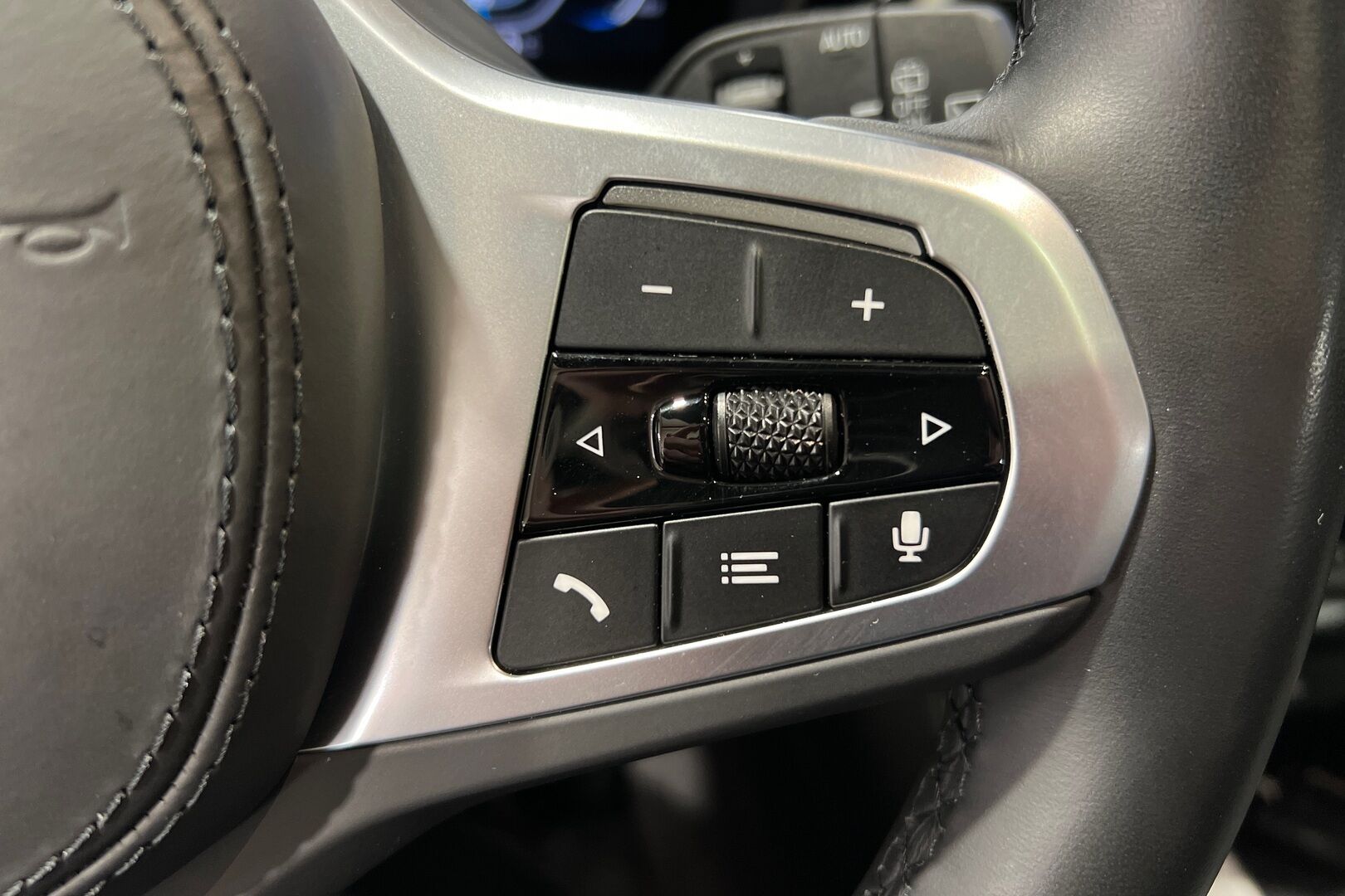 BMW IX3 iso kuva 10