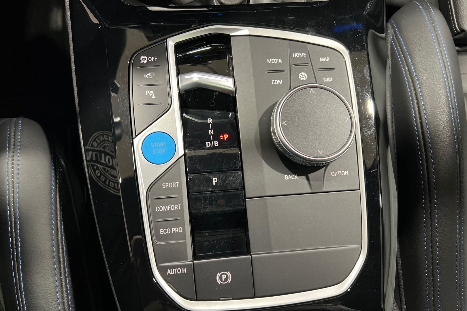 BMW IX3 iso kuva 11