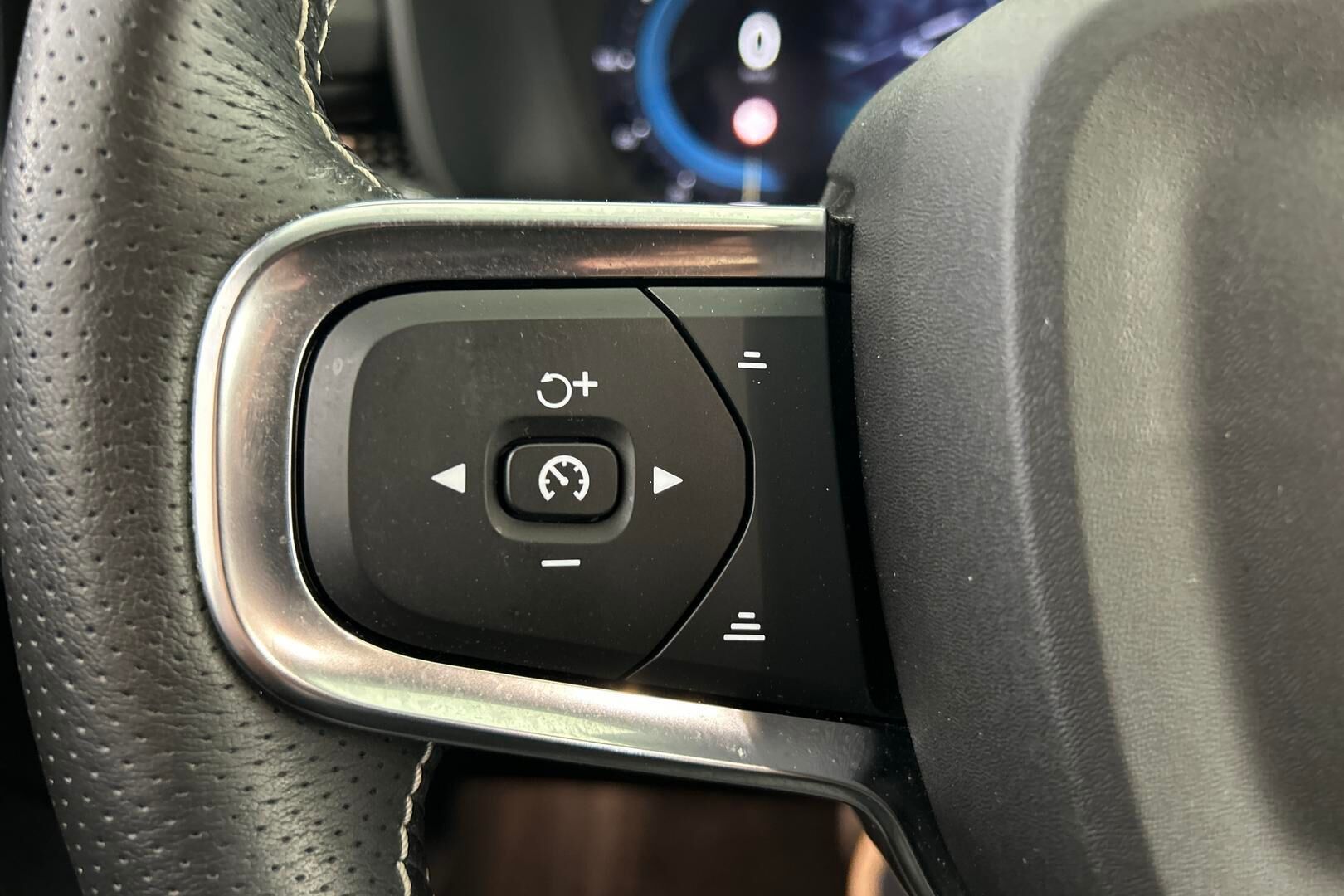 VOLVO XC40 iso kuva 12