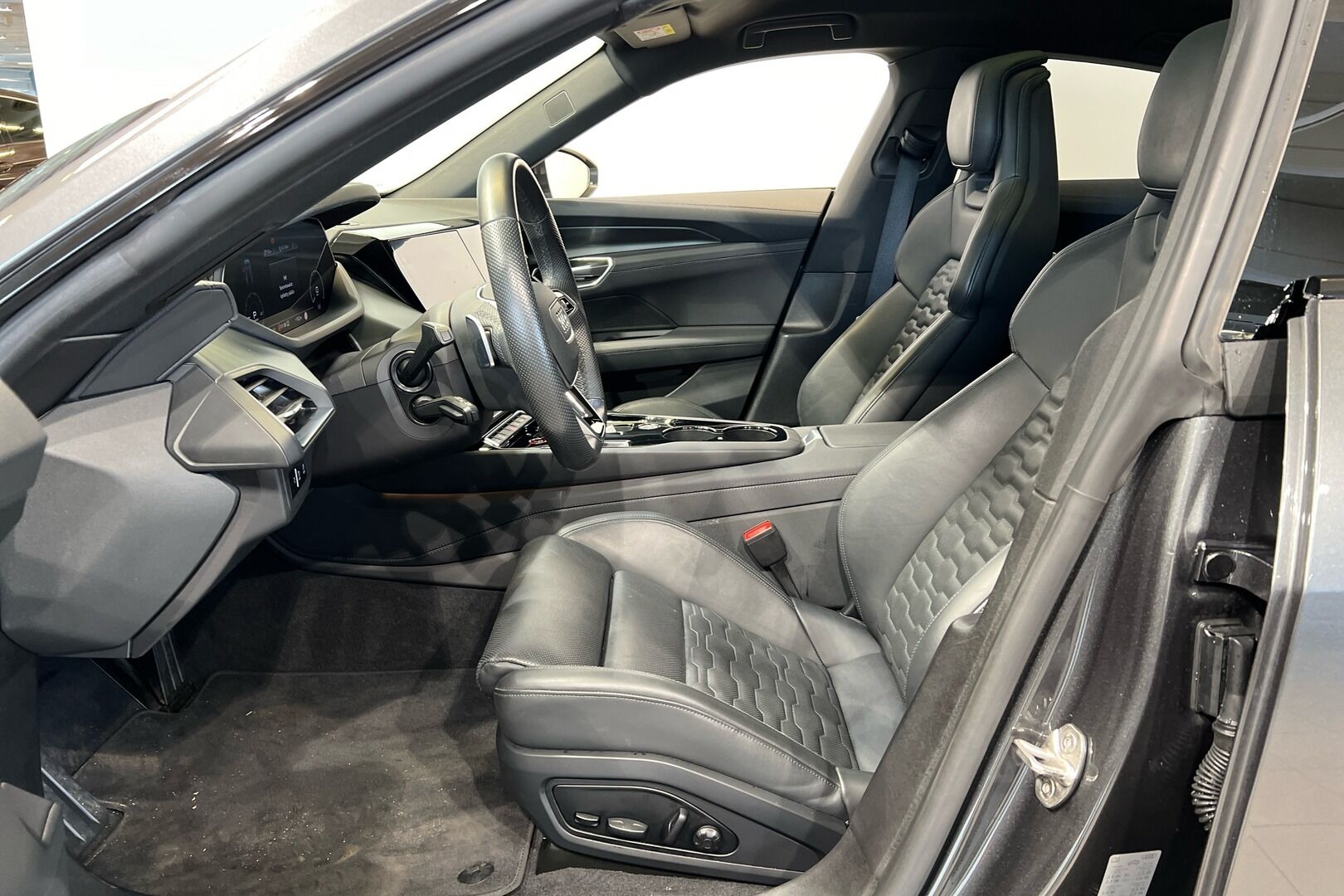 AUDI E-TRON GT iso kuva 4