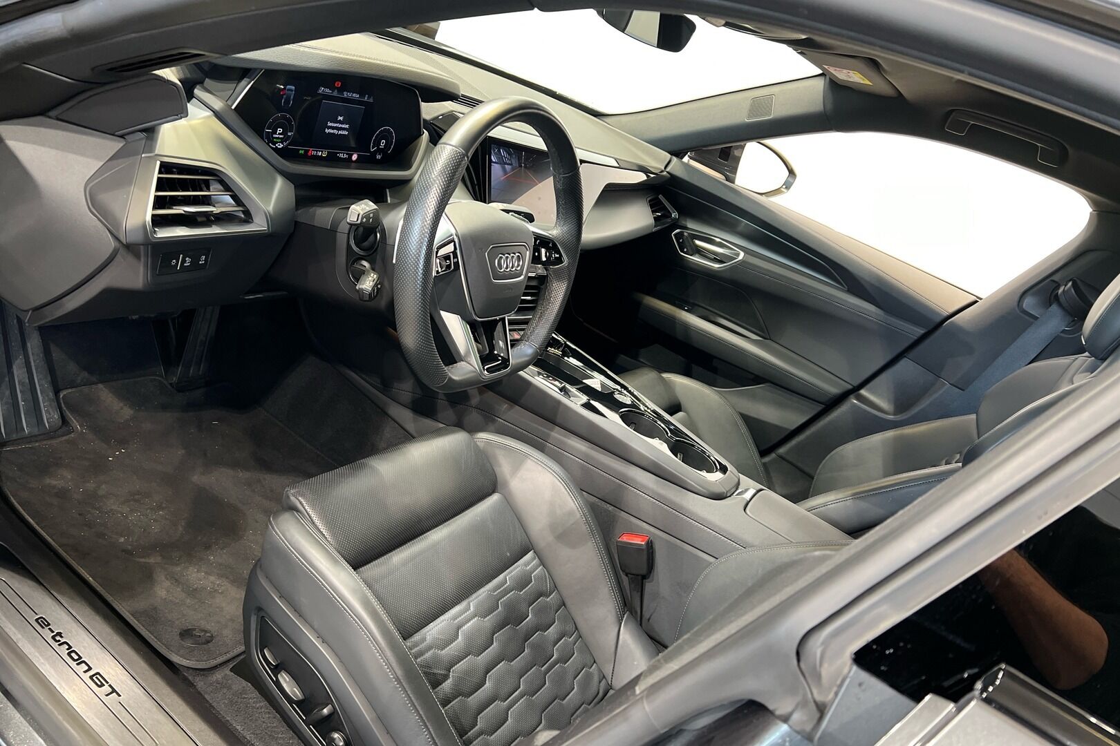 AUDI E-TRON GT iso kuva 5