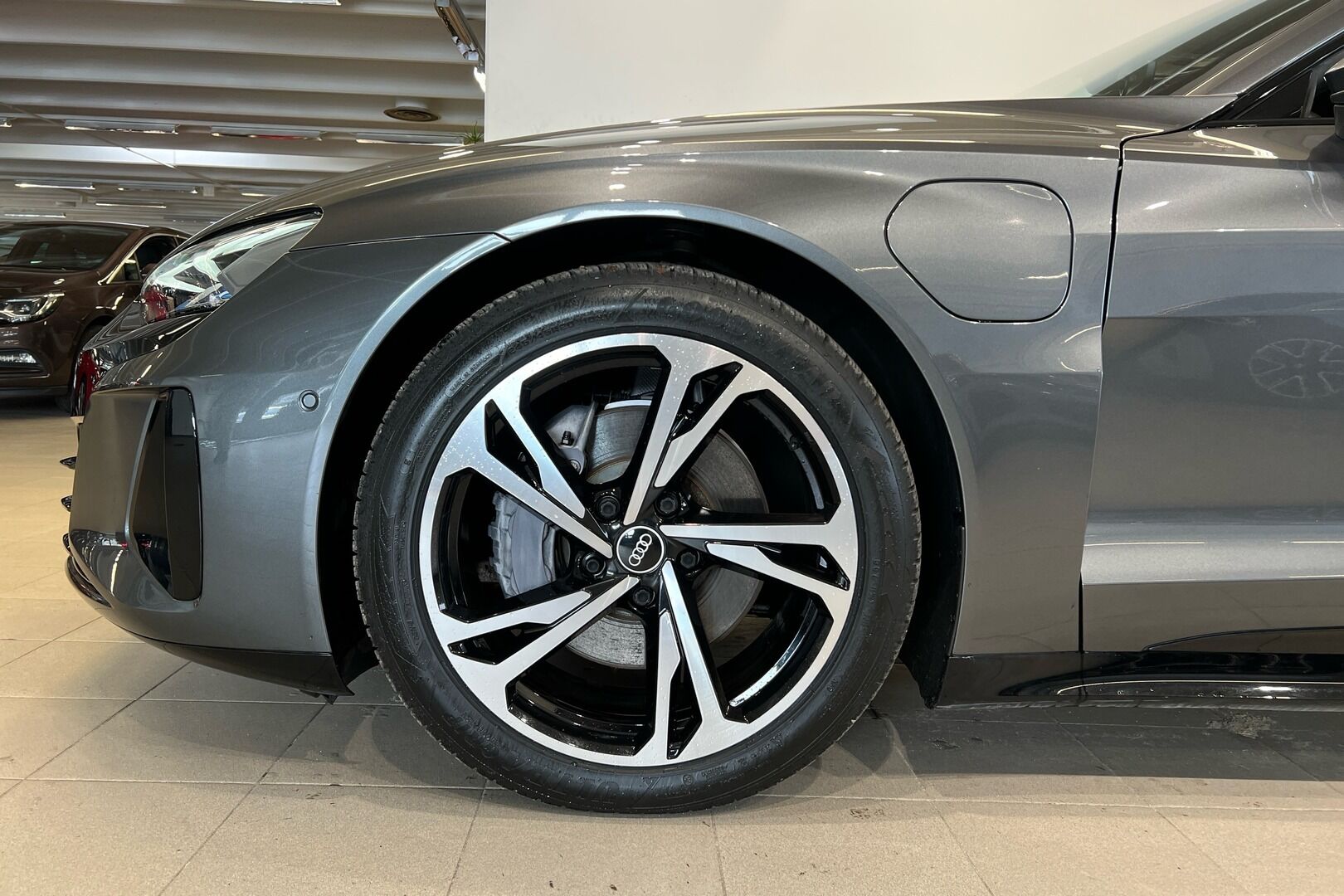 AUDI E-TRON GT iso kuva 9