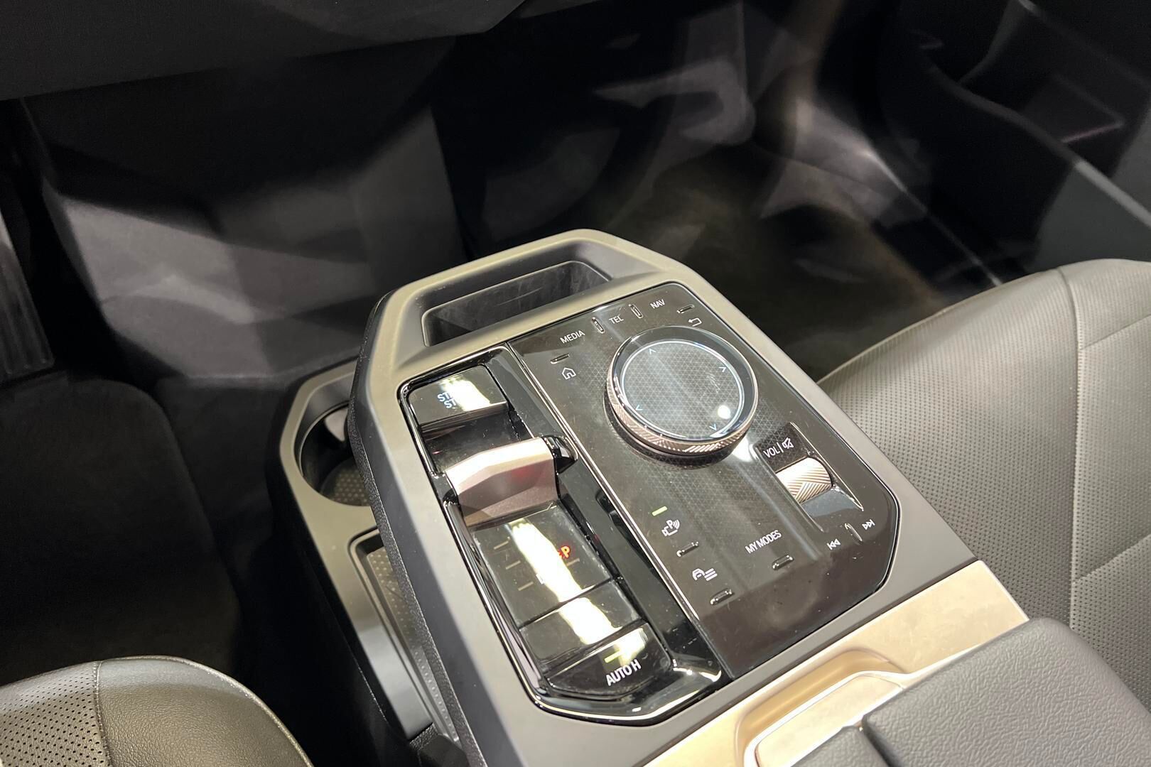 BMW IX iso kuva 25