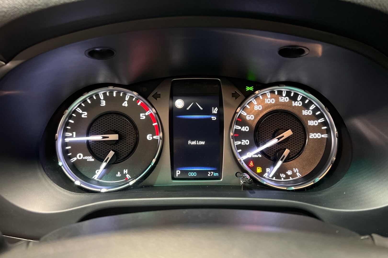 Toyota Hilux iso kuva 14