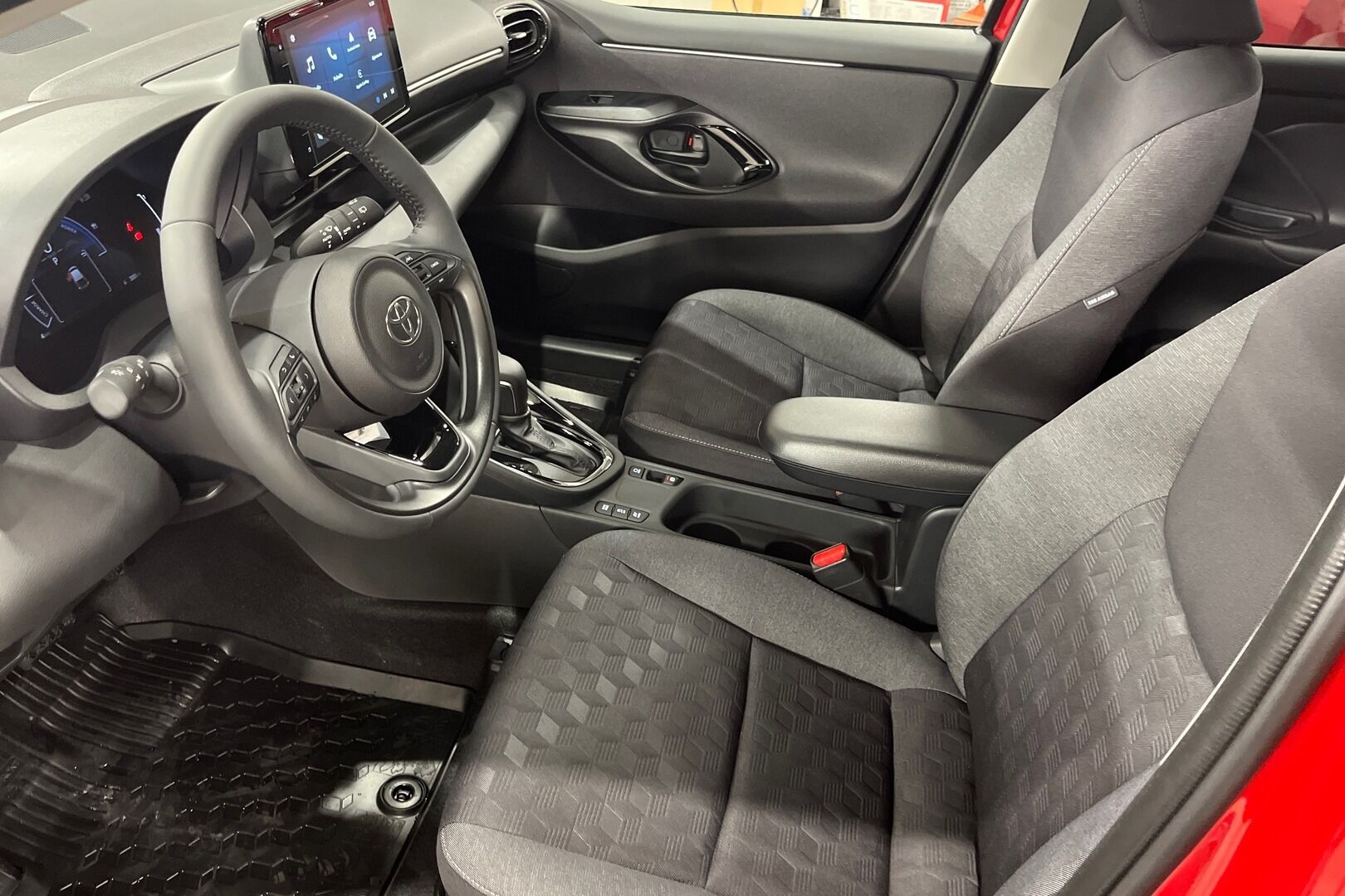 Toyota Yaris iso kuva 7