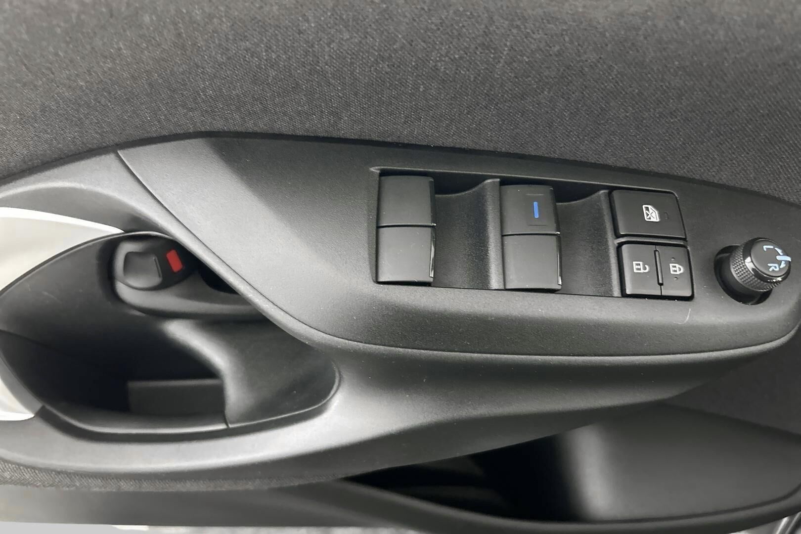 Toyota Yaris iso kuva 24