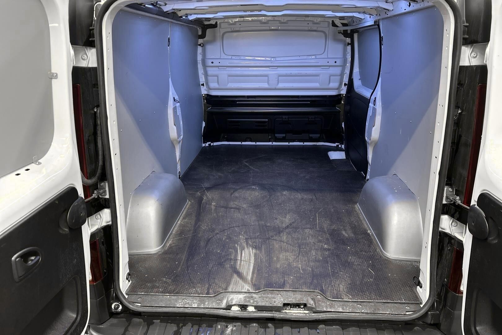 Nissan Primastar iso kuva 22