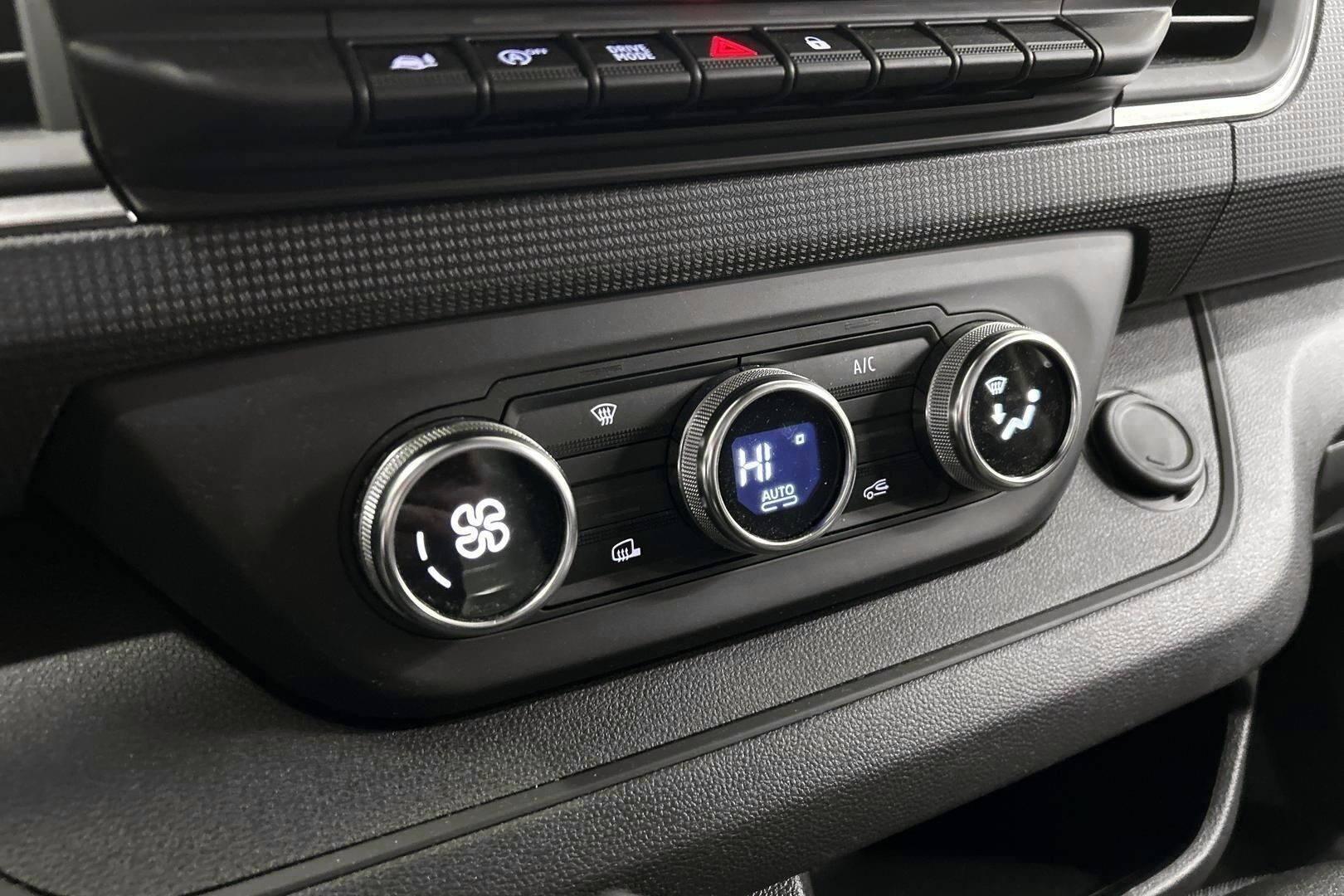 Nissan Primastar iso kuva 15