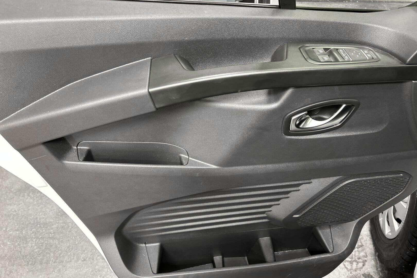 Nissan Primastar iso kuva 24