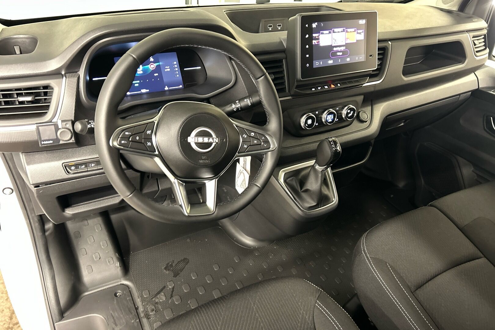 Nissan Primastar iso kuva 6