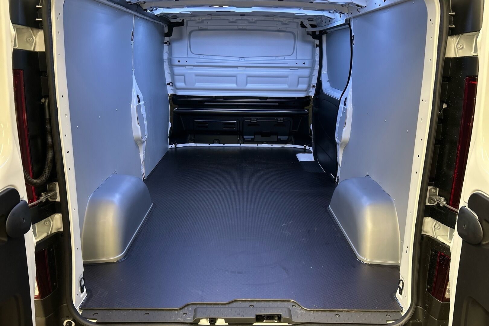 Nissan Primastar iso kuva 9