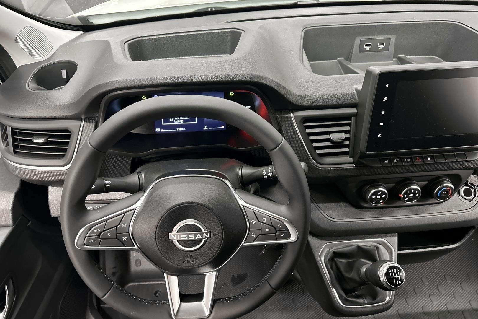 Nissan Primastar iso kuva 10
