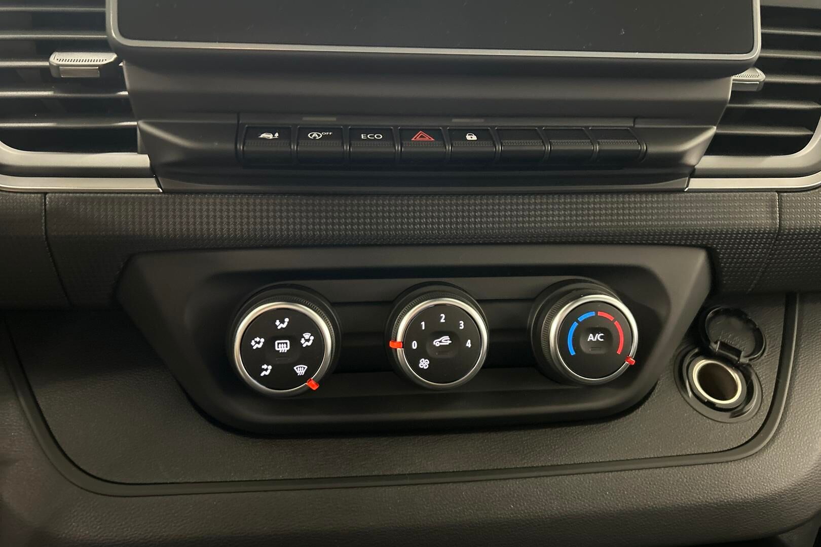 Nissan Primastar iso kuva 18