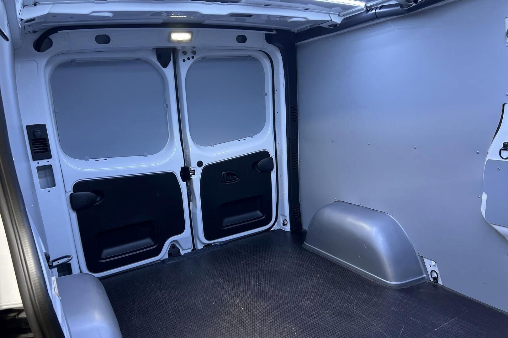 Nissan Primastar iso kuva 18