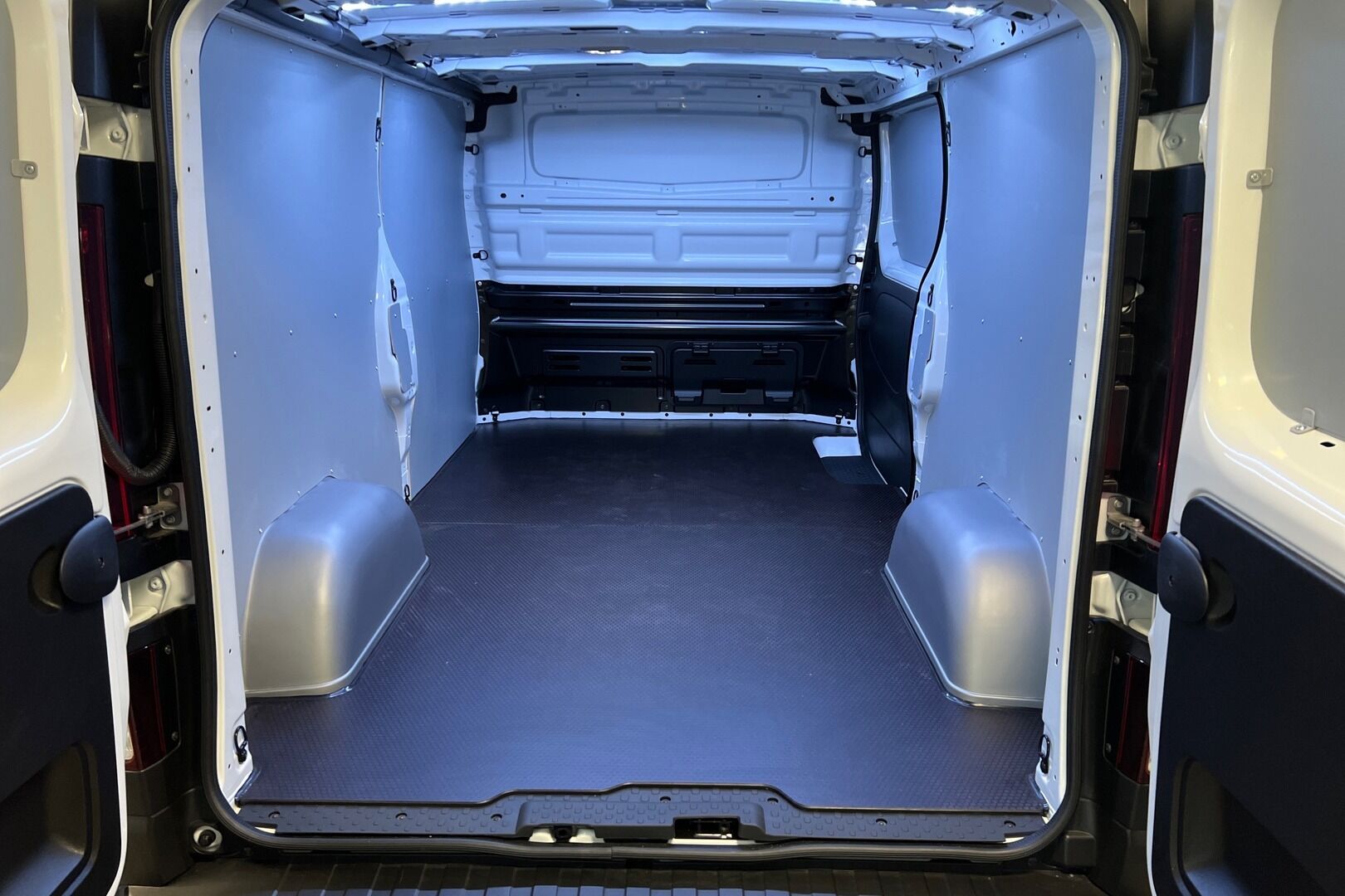 Nissan Primastar iso kuva 5