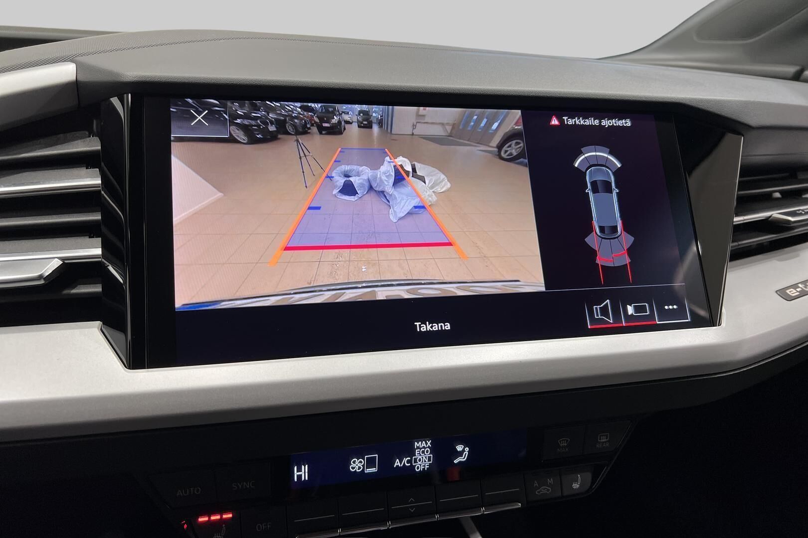 AUDI Q4 e-tron iso kuva 9