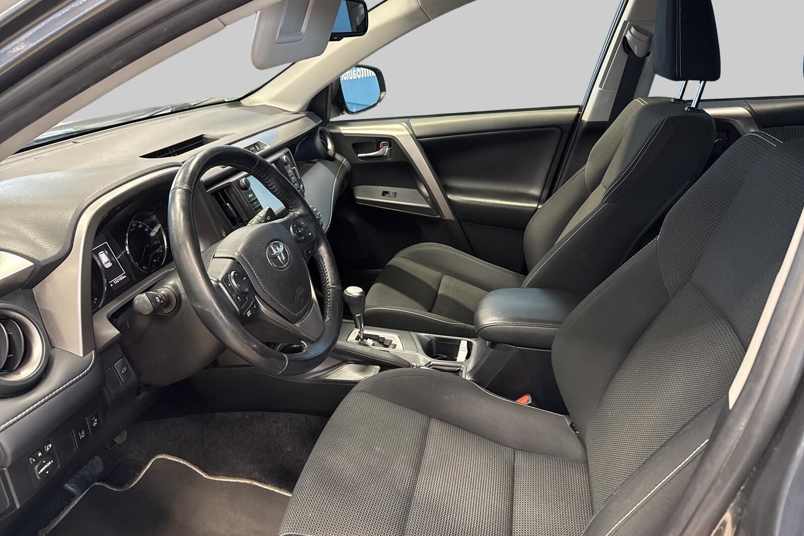 TOYOTA RAV4 iso kuva 9