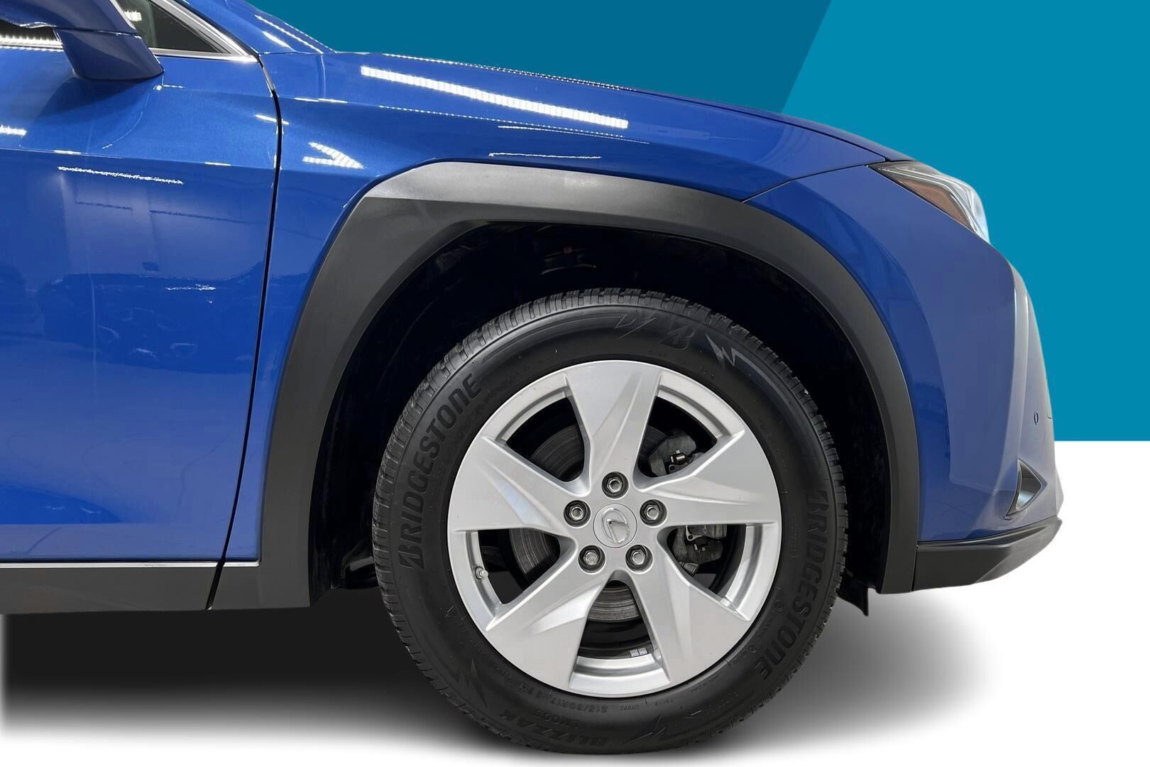 LEXUS UX iso kuva 33