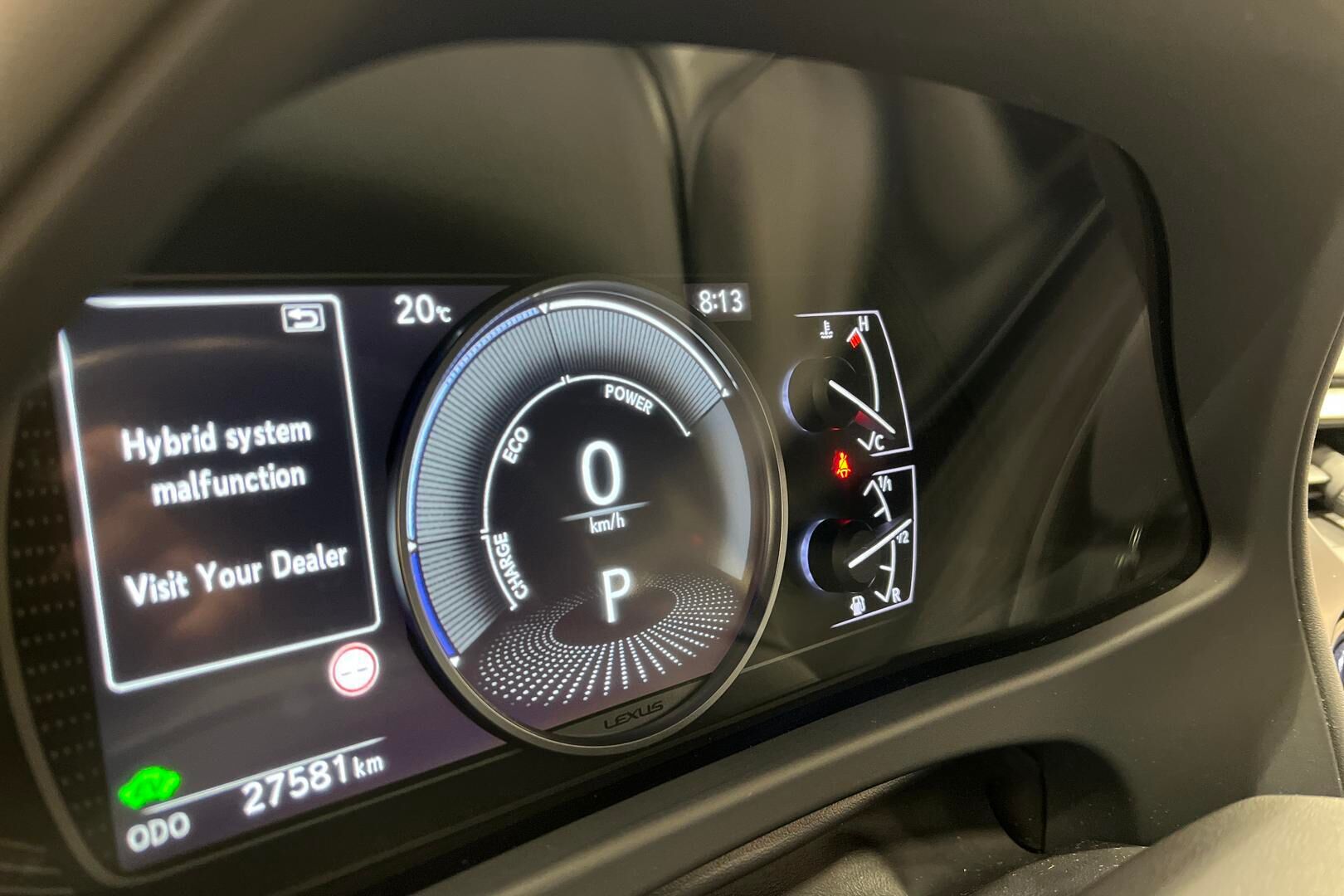 LEXUS UX iso kuva 12