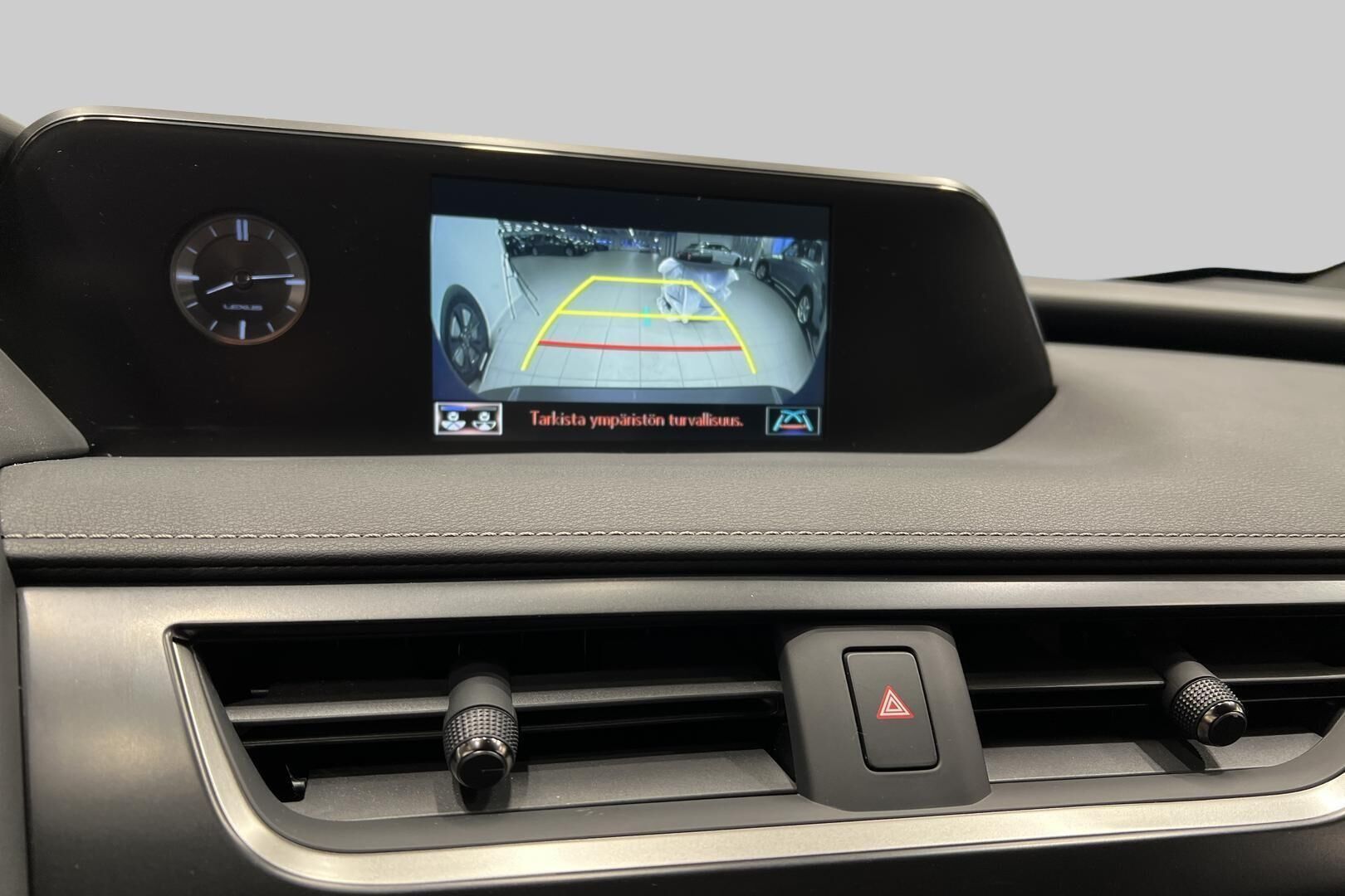LEXUS UX iso kuva 13