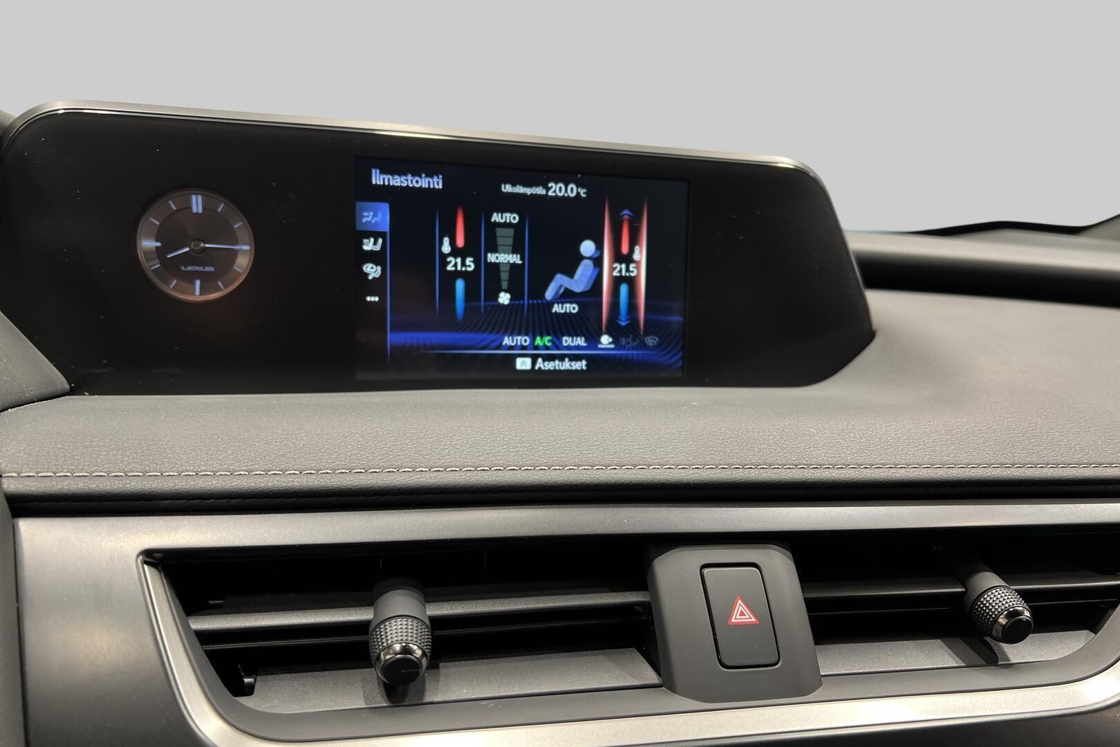 LEXUS UX iso kuva 14