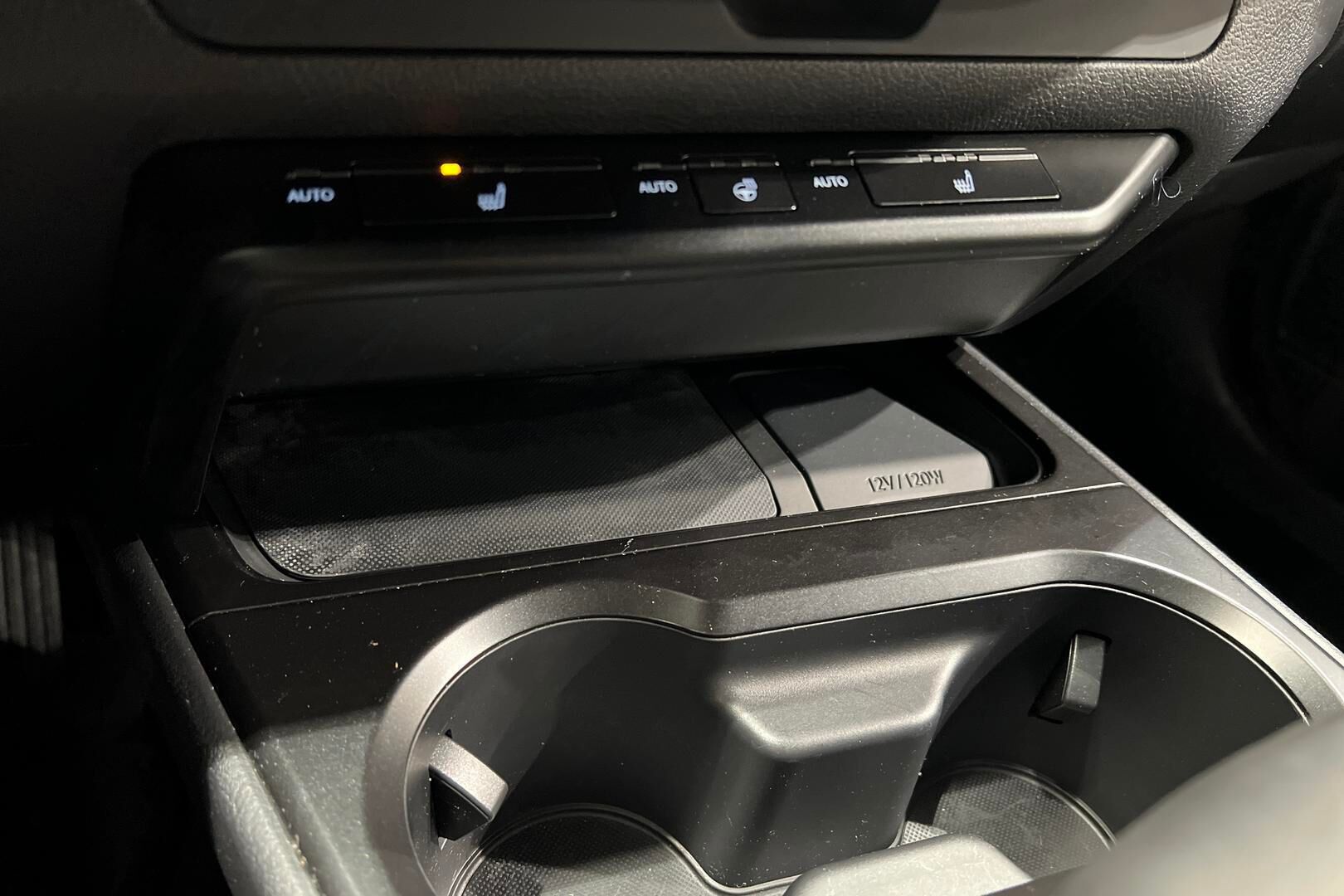 LEXUS UX iso kuva 34