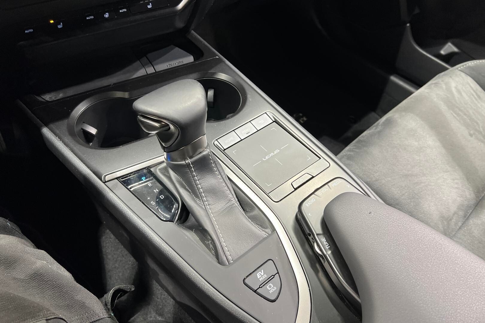 LEXUS UX iso kuva 16