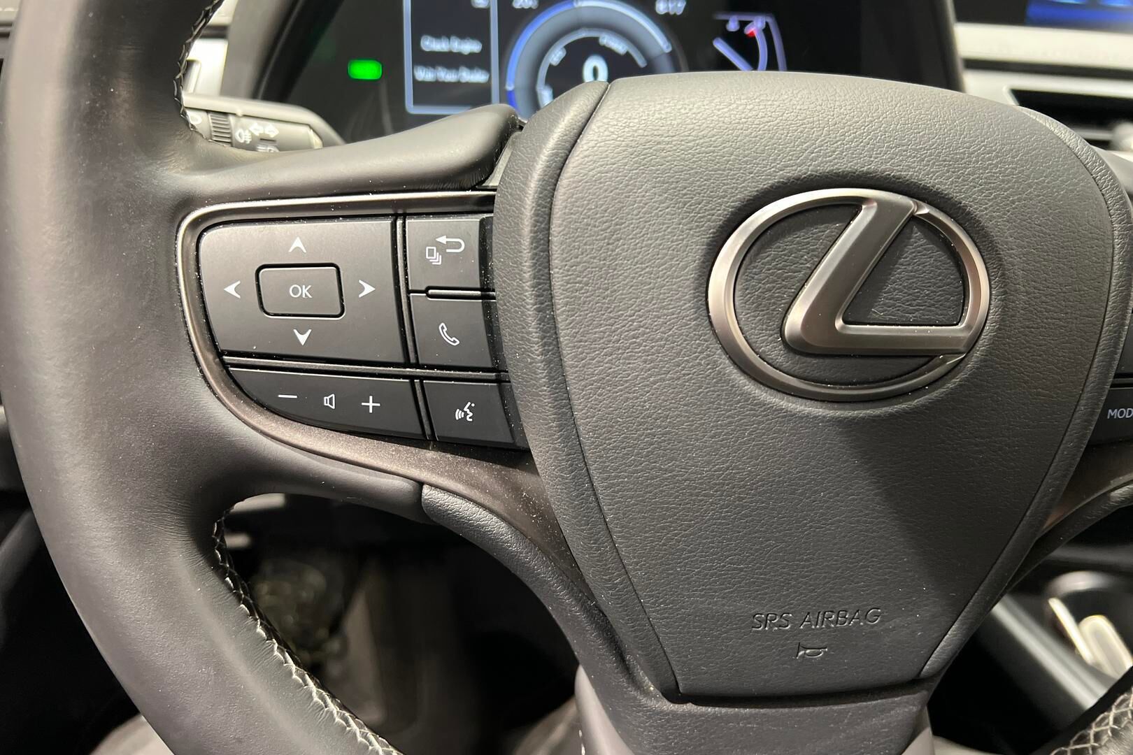 LEXUS UX iso kuva 22