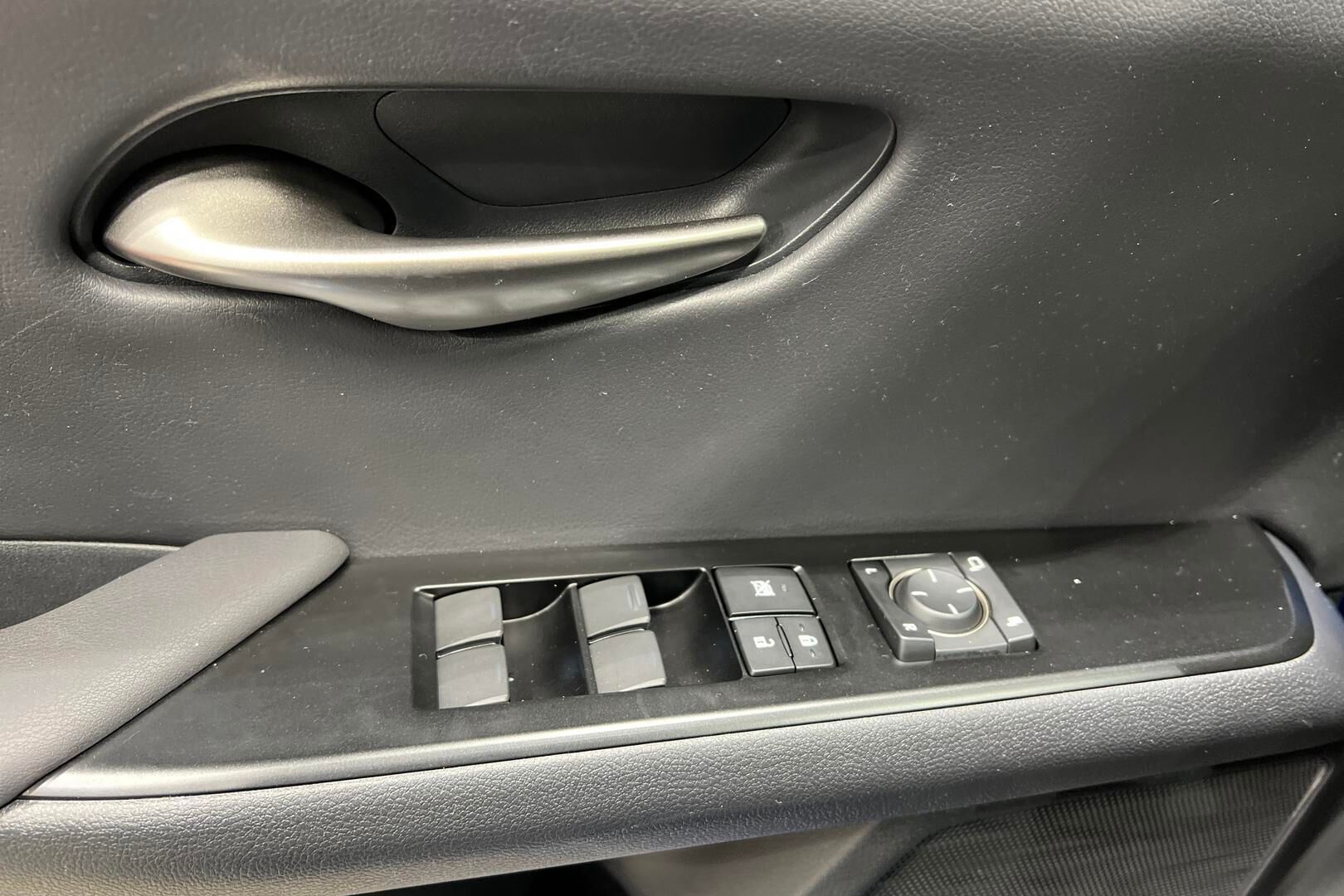 LEXUS UX iso kuva 25