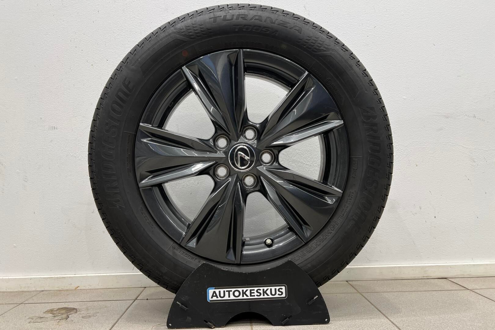 LEXUS UX iso kuva 28