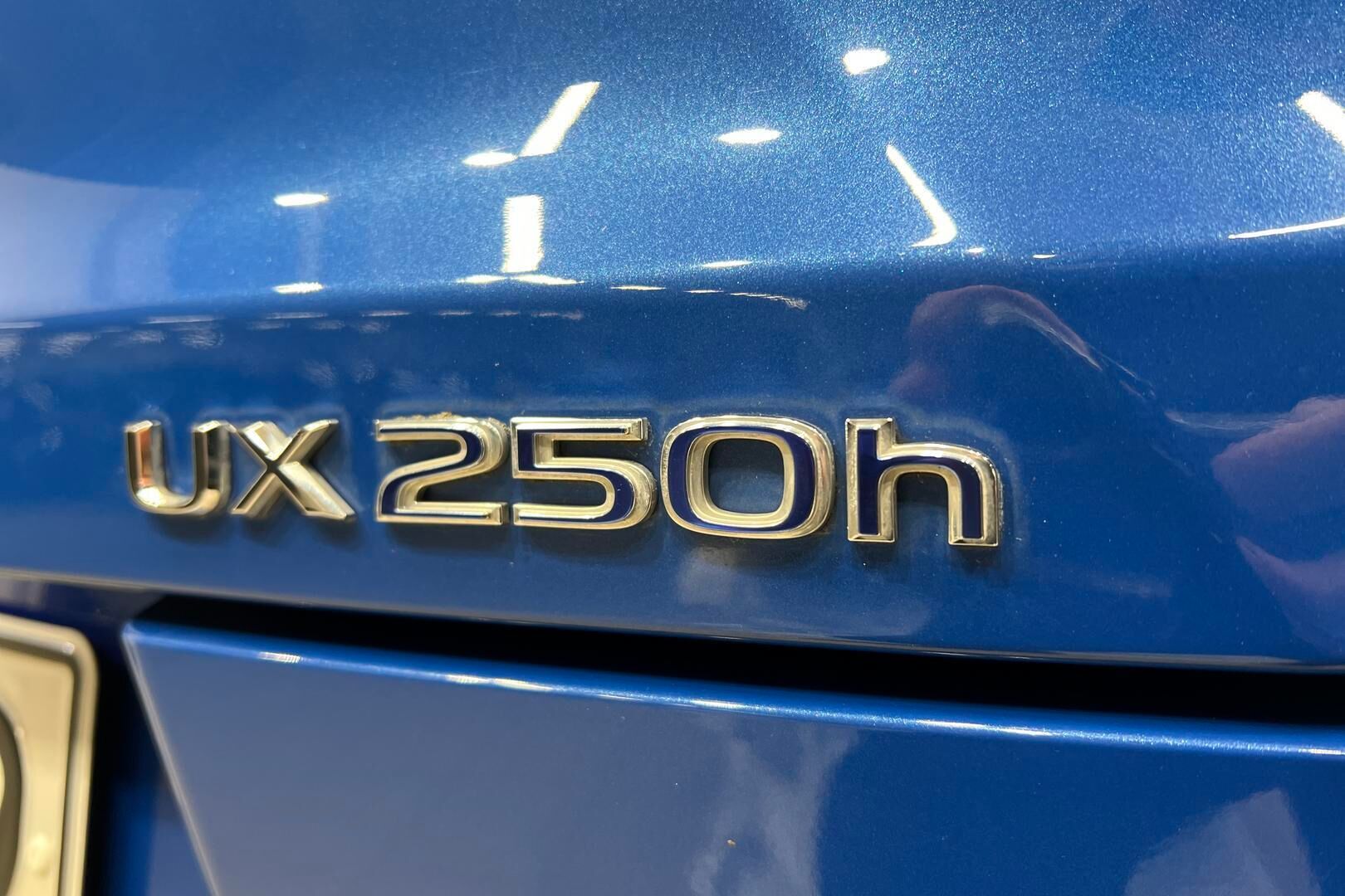 LEXUS UX iso kuva 29