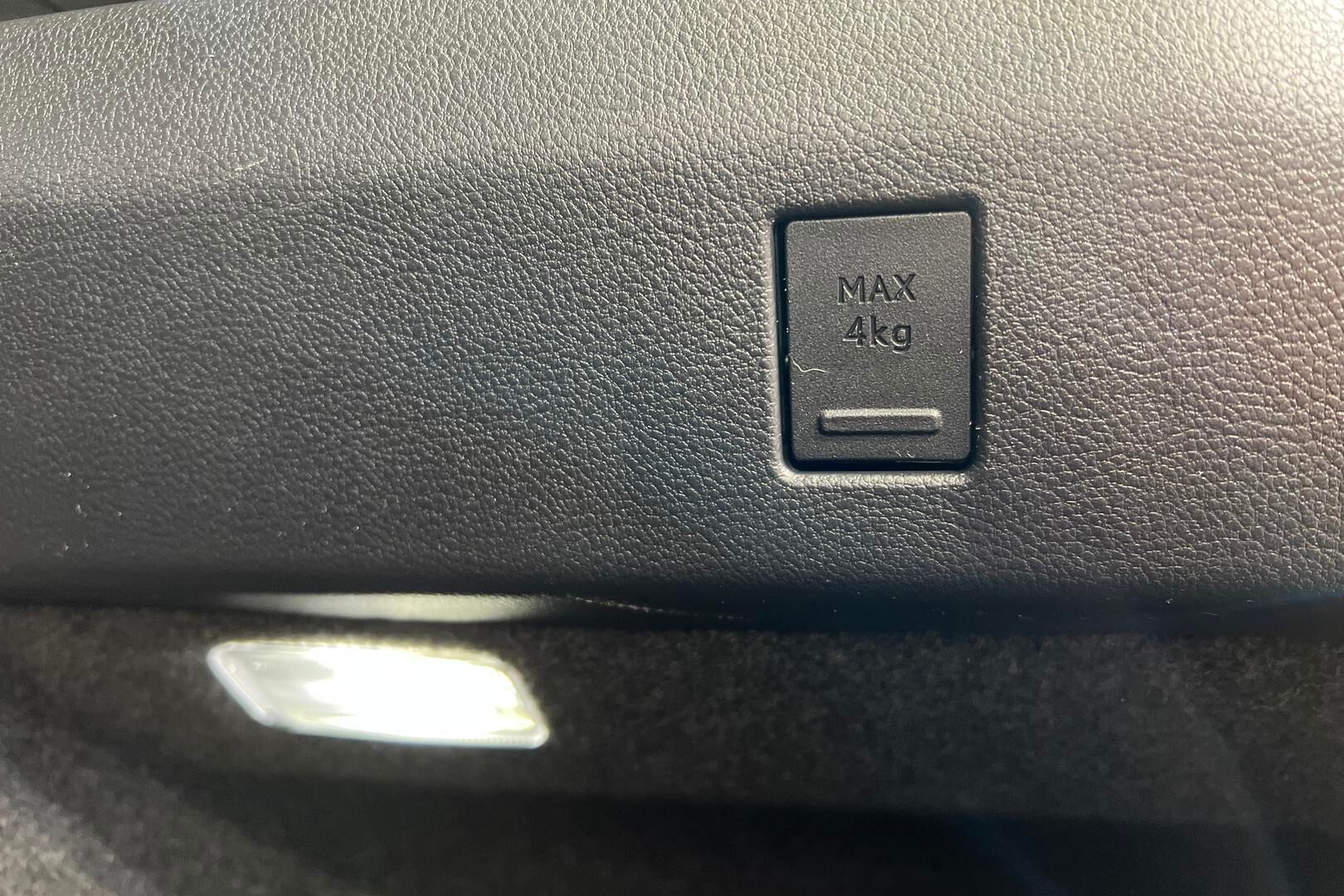 LEXUS UX iso kuva 30