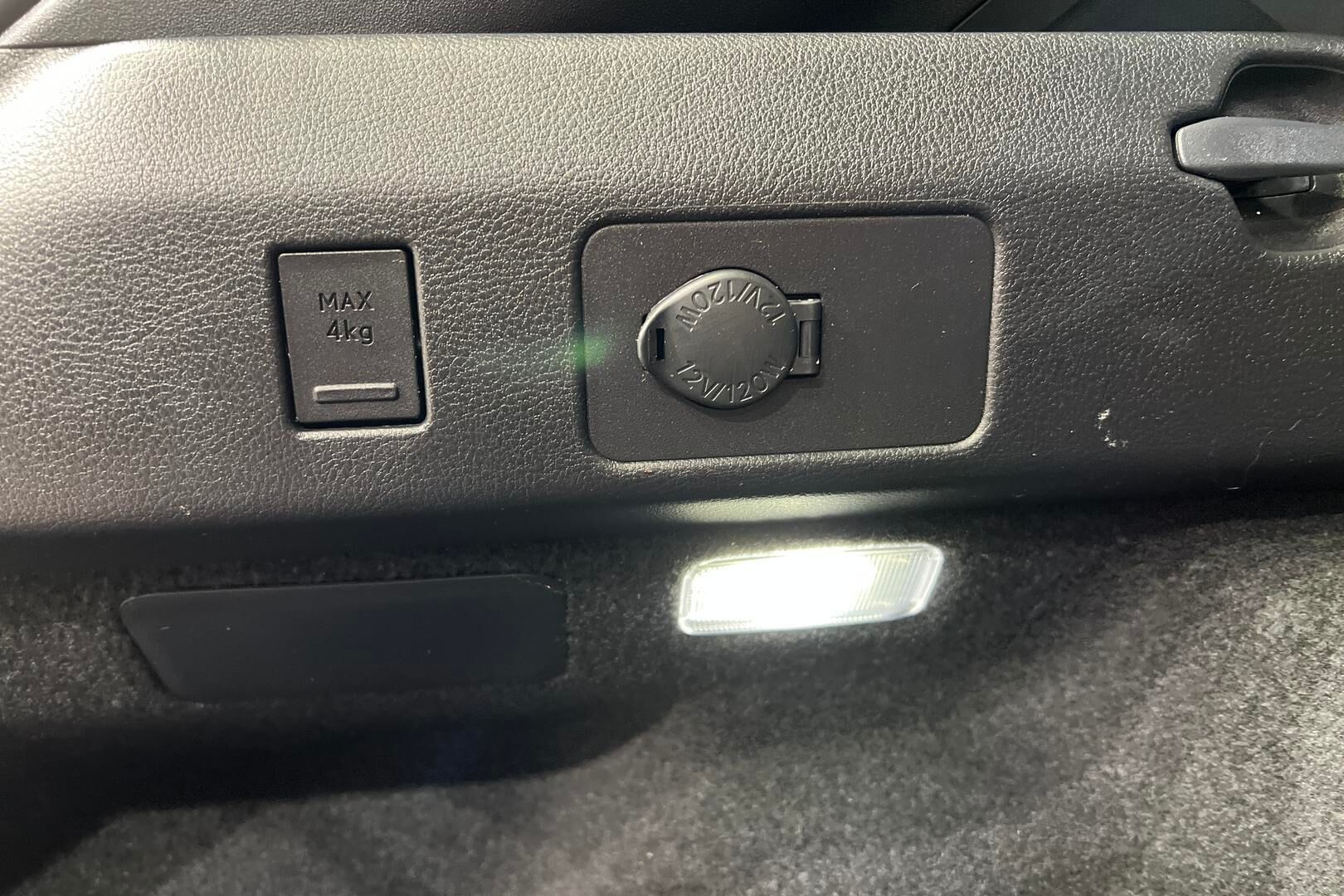 LEXUS UX iso kuva 31