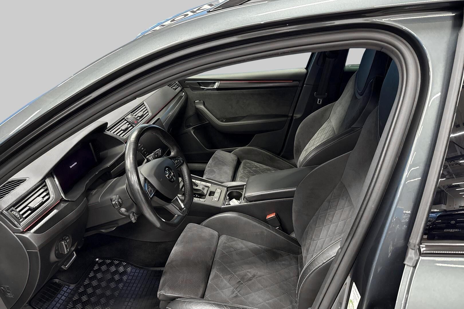 SKODA SUPERB iso kuva 8