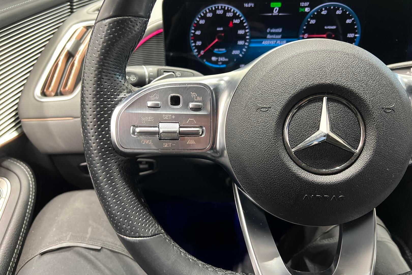 MERCEDES-BENZ EQC iso kuva 35