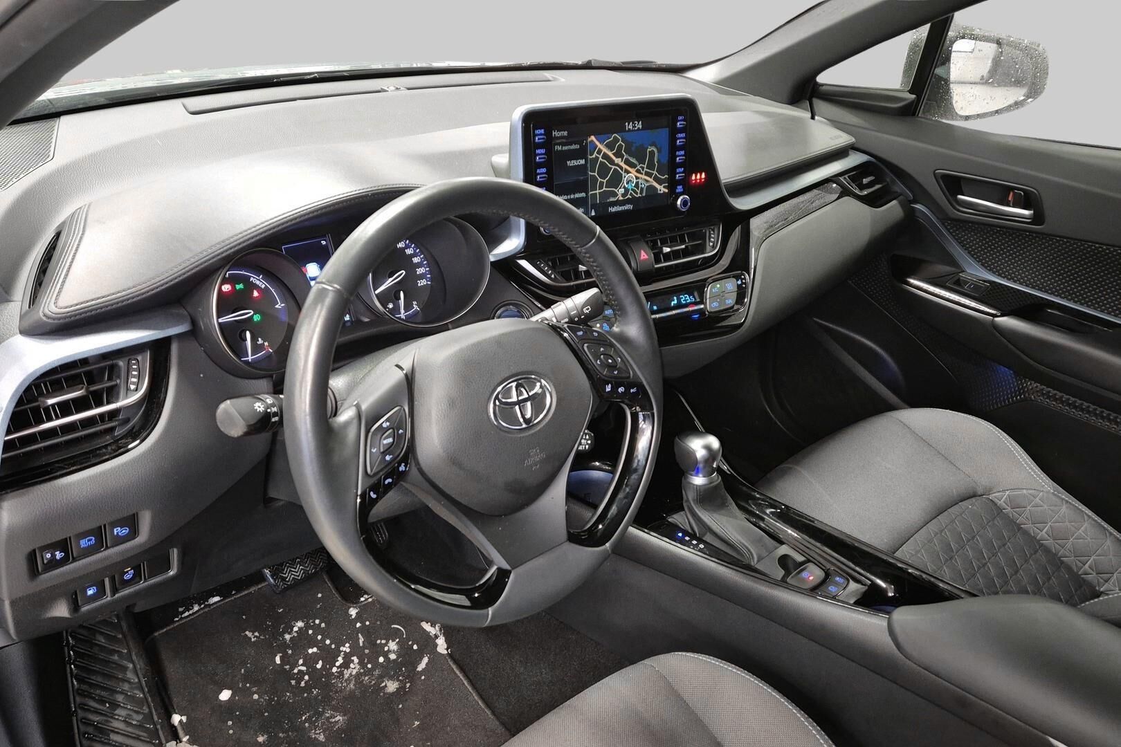 TOYOTA C-HR iso kuva 1