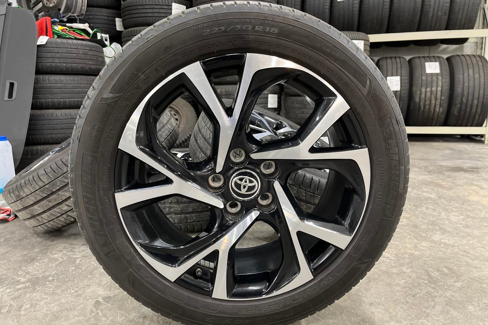 TOYOTA C-HR iso kuva 14