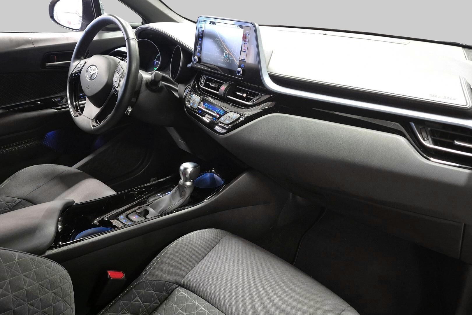 TOYOTA C-HR iso kuva 4