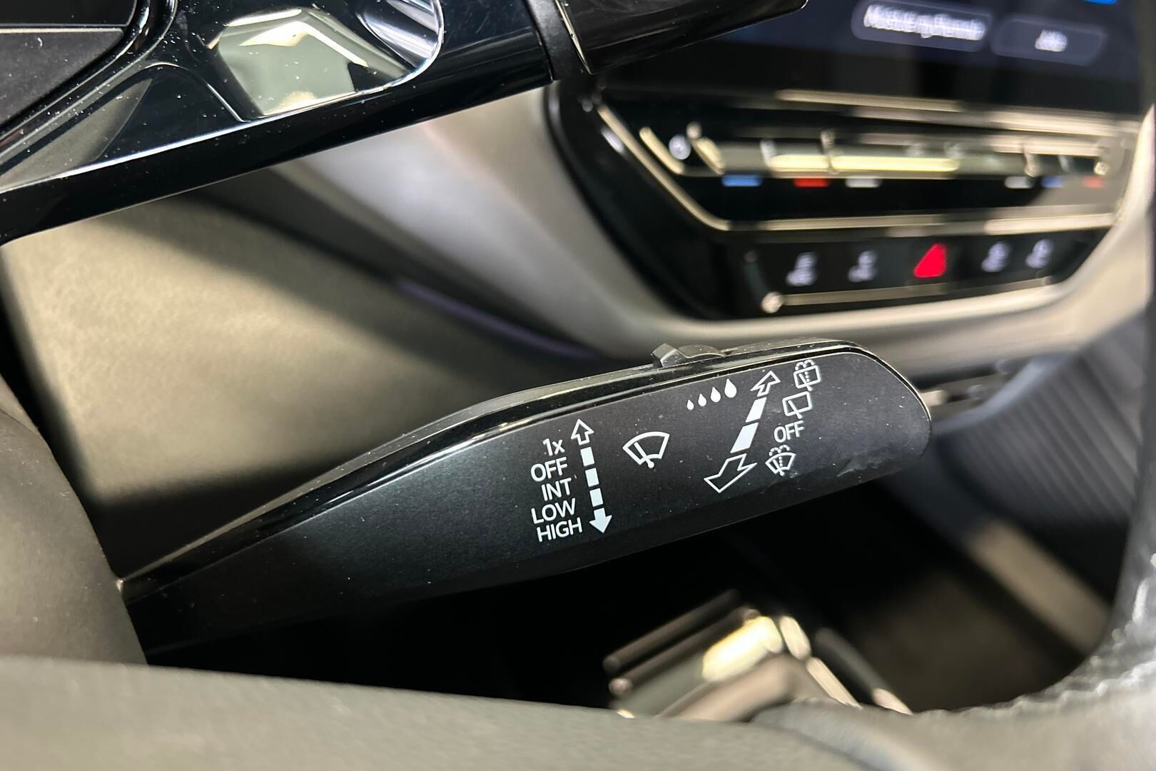 VOLKSWAGEN ID.4 iso kuva 12