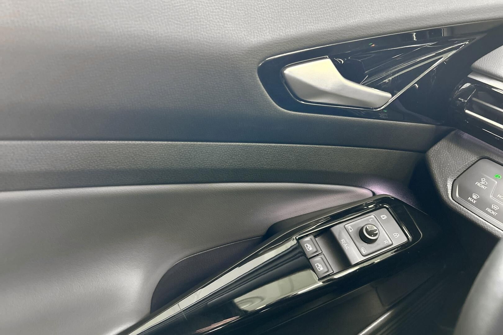 VOLKSWAGEN ID.4 iso kuva 15