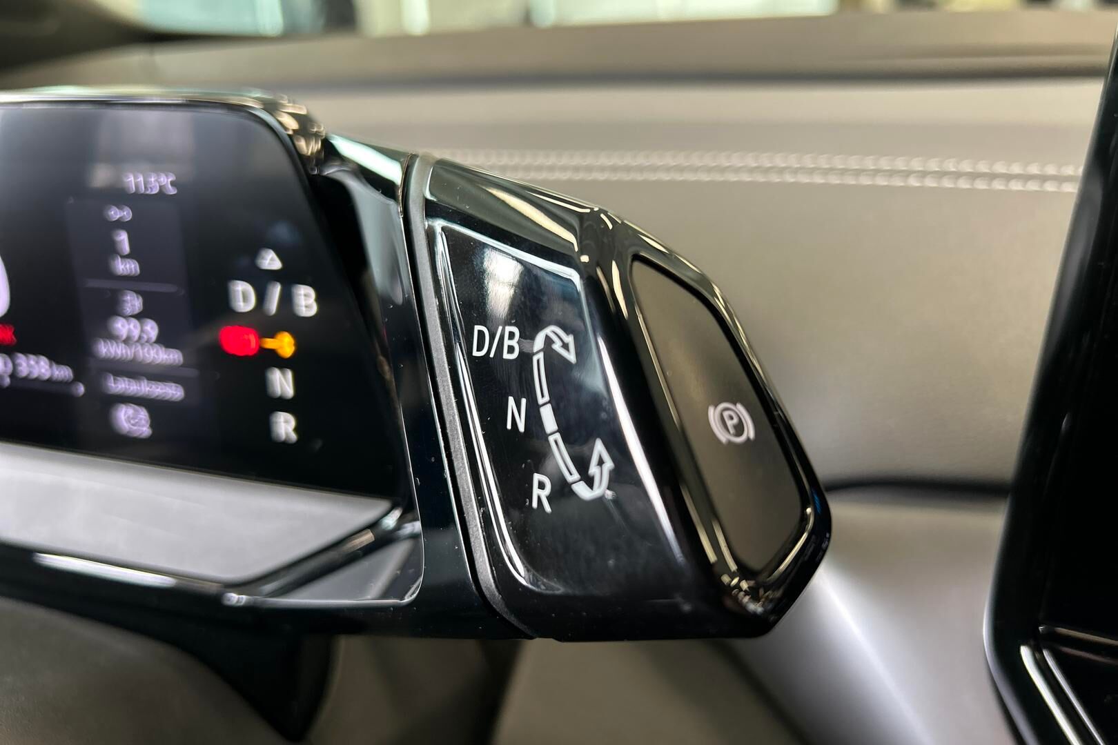 VOLKSWAGEN ID.4 iso kuva 16