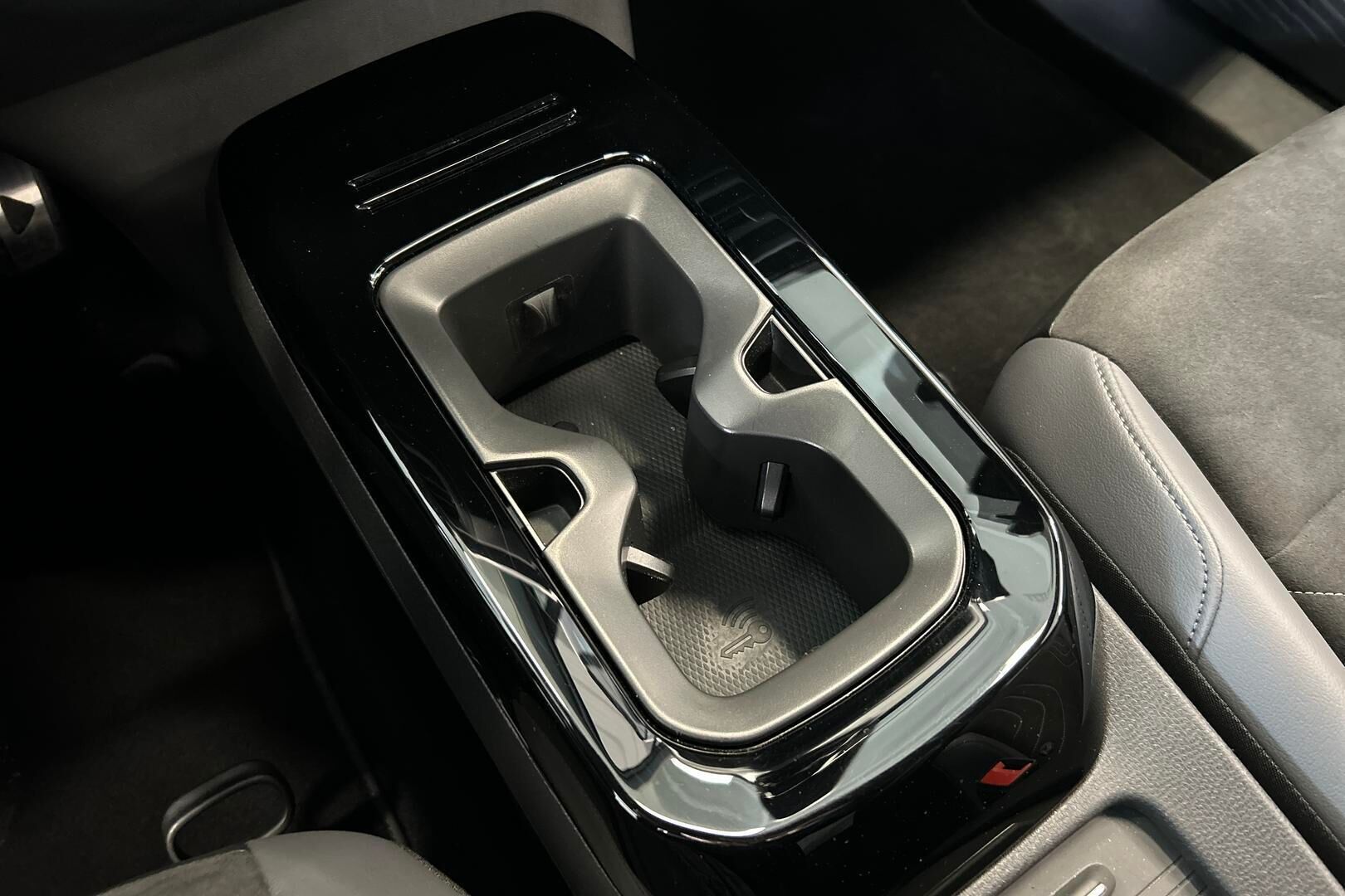 VOLKSWAGEN ID.4 iso kuva 25