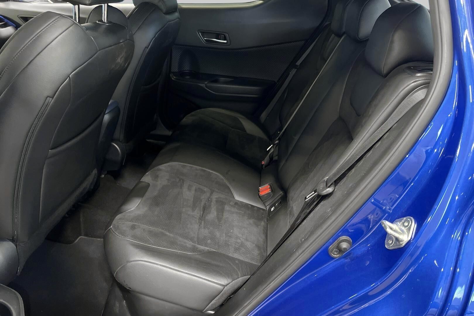 TOYOTA C-HR iso kuva 10